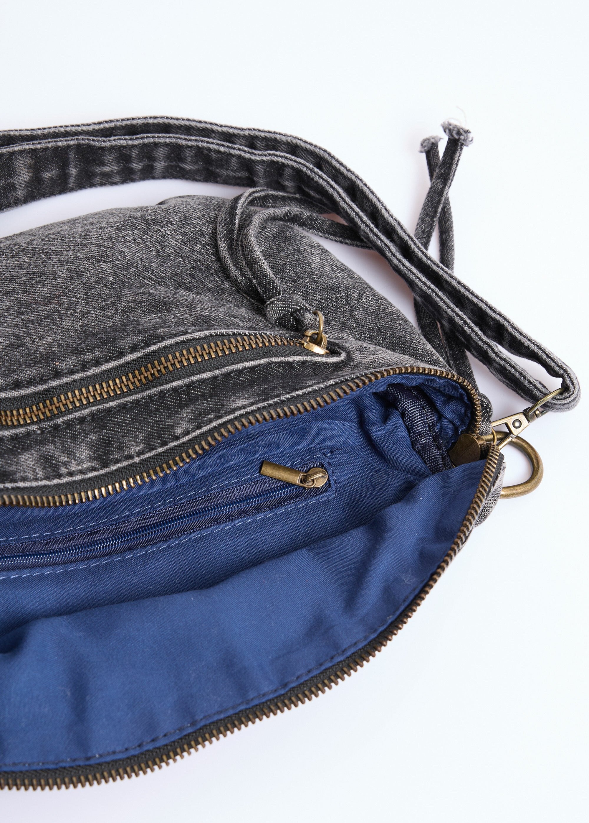 Fanny_pack_met_rits_in_denim_met_used-effect_Jean_gris_DE1_slim