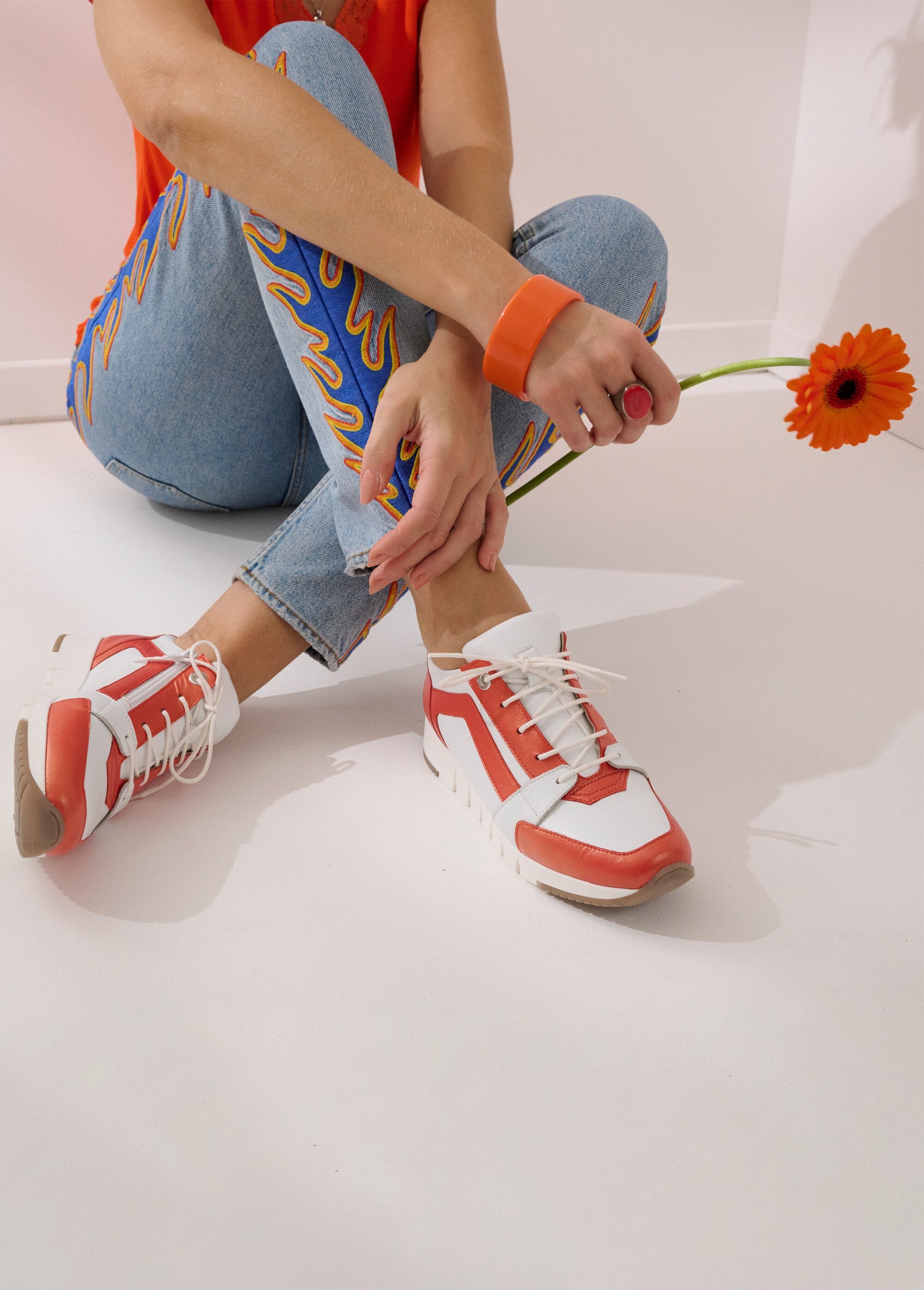 Tweekleurige_leren_sportschoenen_met_comfortabele_wijdte_Oranje_en_wit_SF1_slim