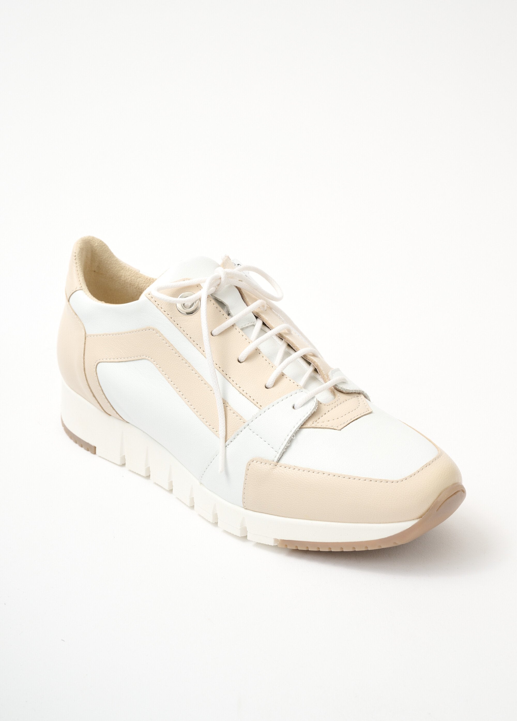 Tweekleurige_leren_sportschoenen_met_comfortabele_wijdte_Beige_en_wit_FA1_slim