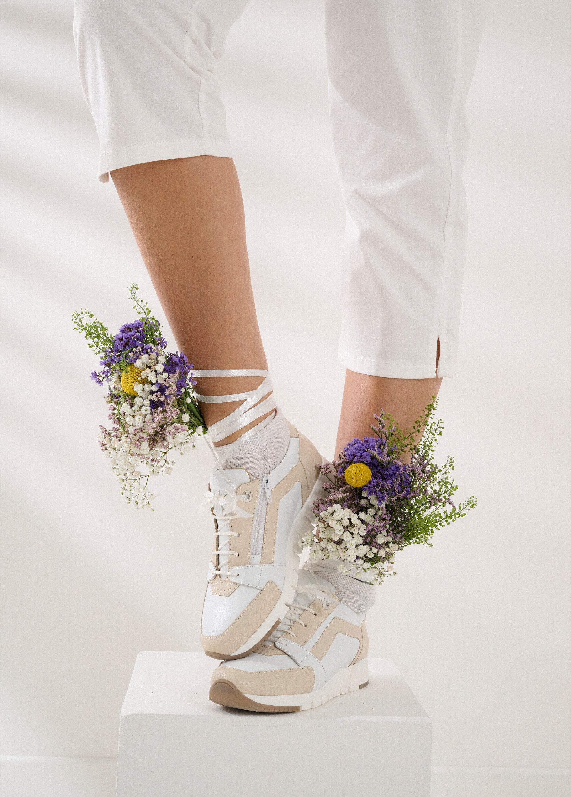 Tweekleurige_leren_sportschoenen_met_comfortabele_wijdte_Beige_en_wit_SF1_slim