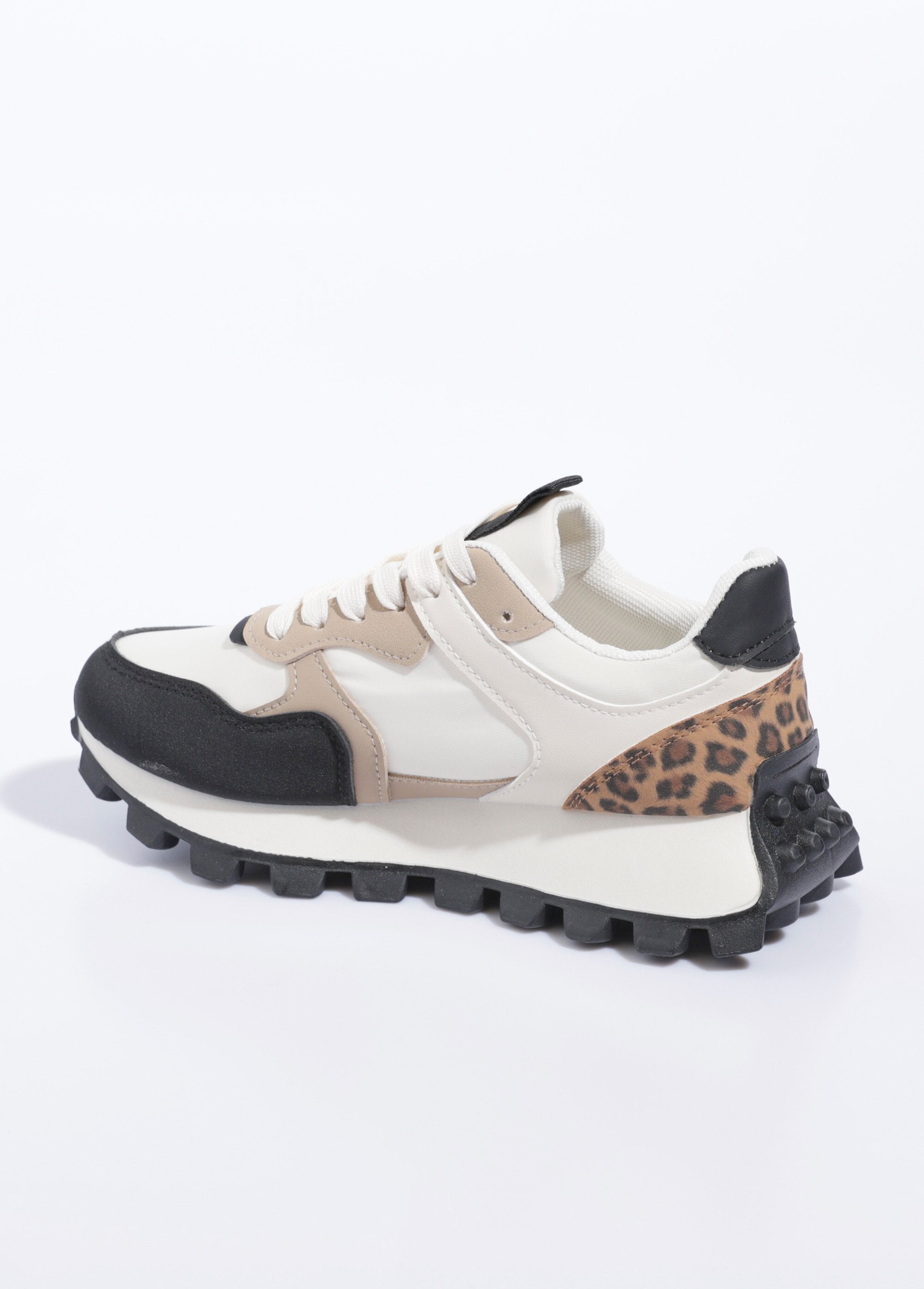 Sportschoenen_van_verschillende_materialen_met_ingekeepte_zool_Leopard_DO1_slim