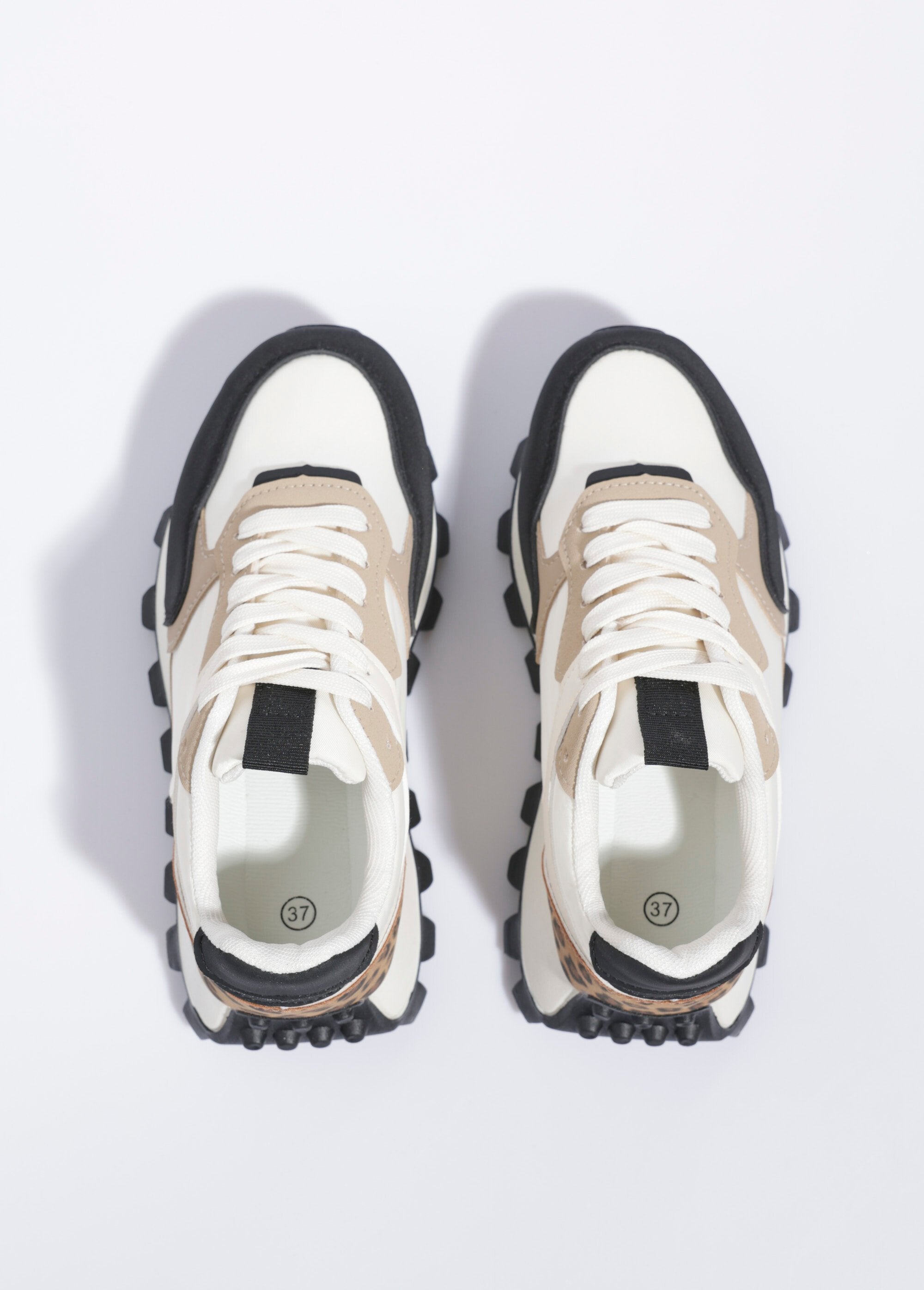 Sportschoenen_van_verschillende_materialen_met_ingekeepte_zool_Leopard_OV1_slim