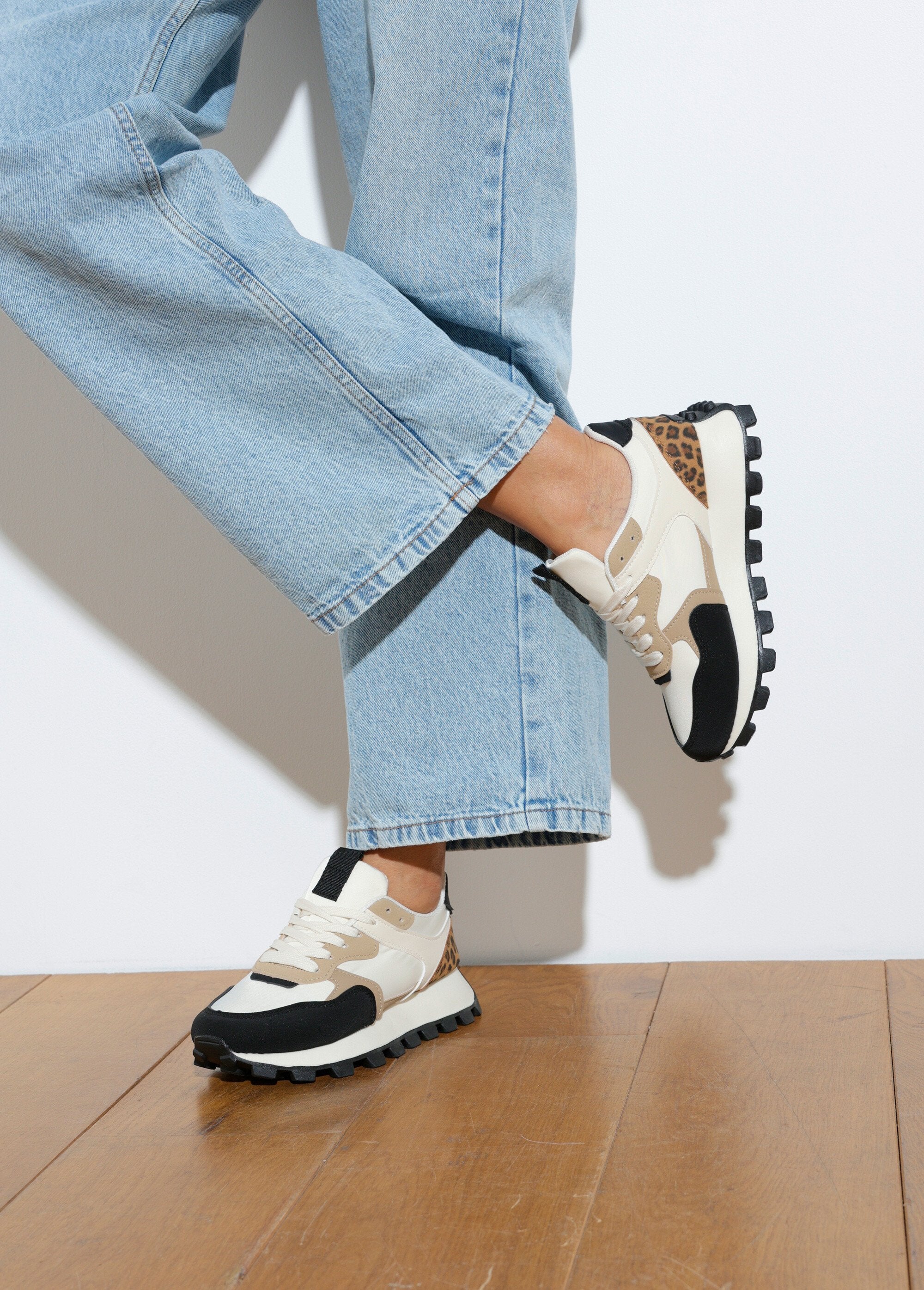 Sportschoenen_van_verschillende_materialen_met_ingekeepte_zool_Leopard_SF1_slim