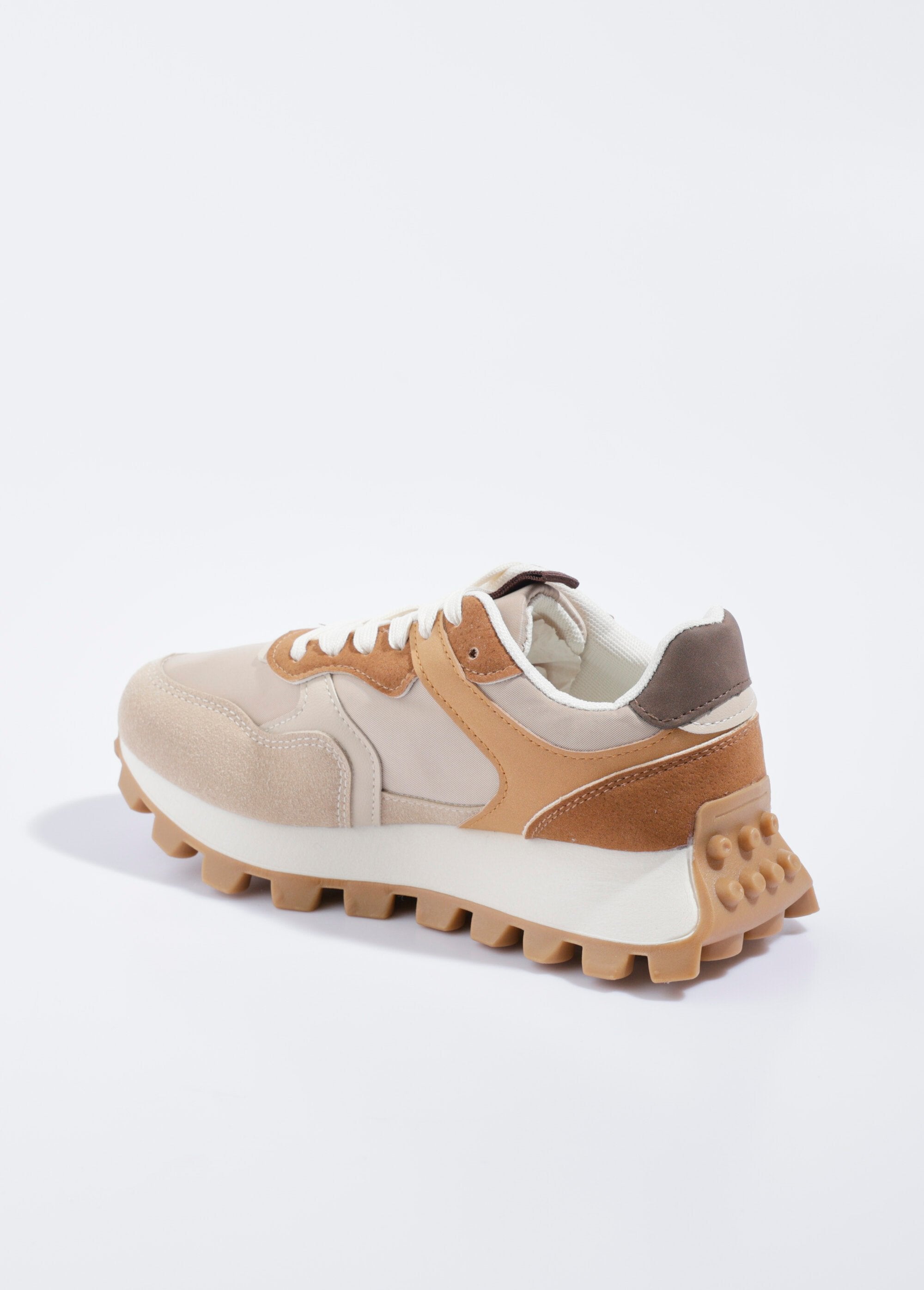 Sportschoenen_van_verschillende_materialen_met_ingekeepte_zool_Beige_DO1_slim