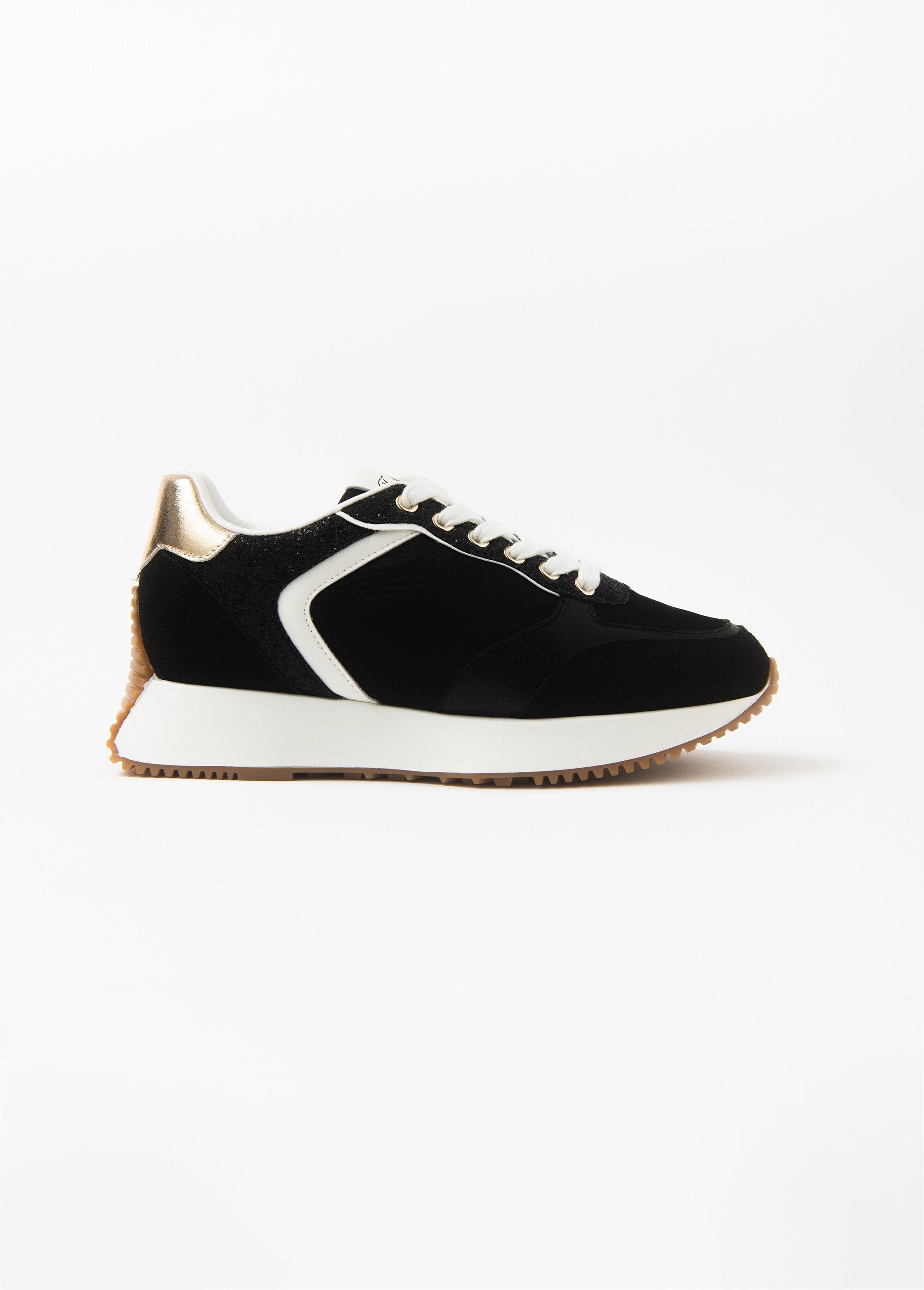 Zwarte_sportschoenen_met_goudkleurig_detail_en_dikke_zool_Noir__DR1_slim