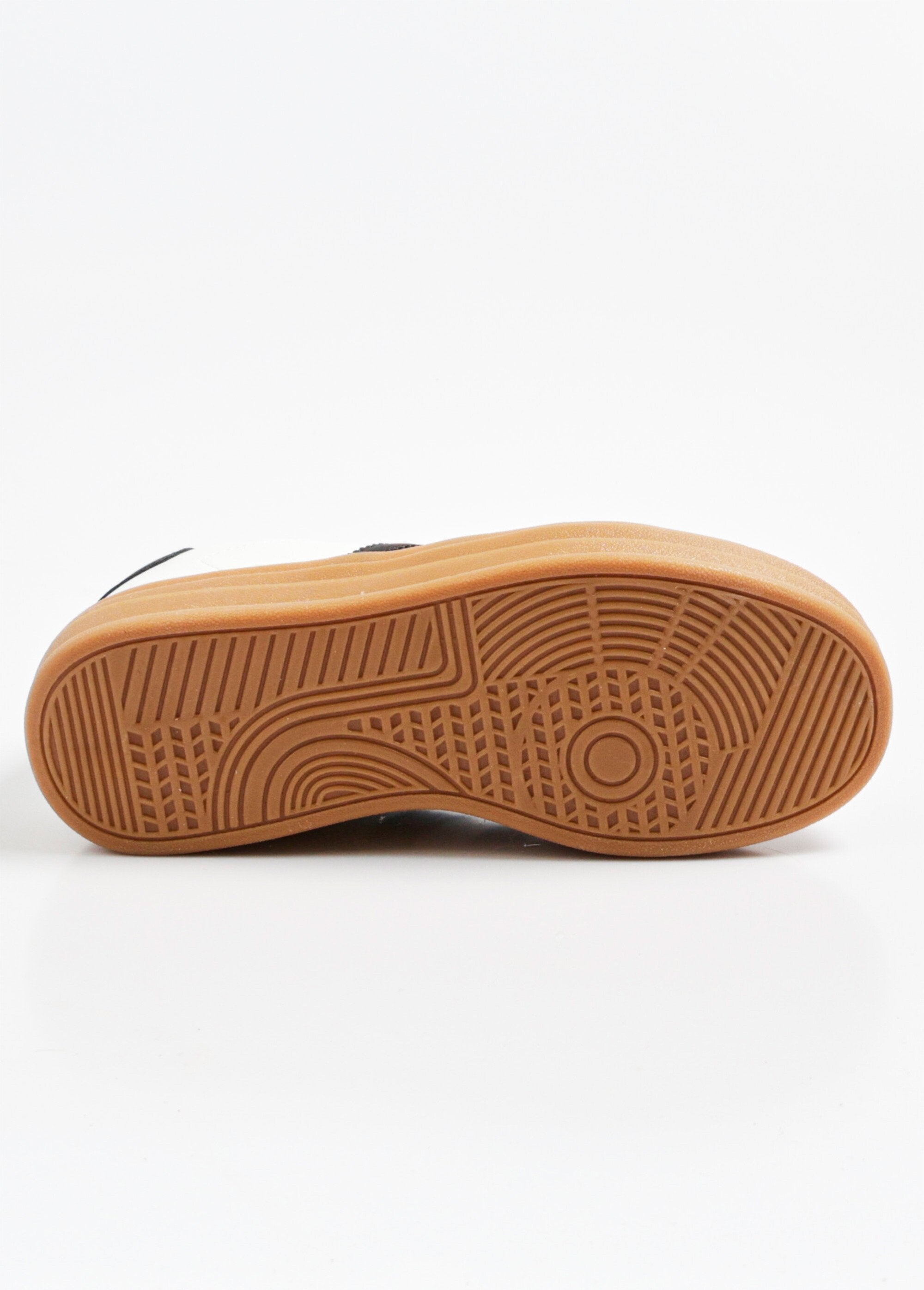 Tweekleurige_suède_gympen_in_retrostijl_Blanc_UN1_slim