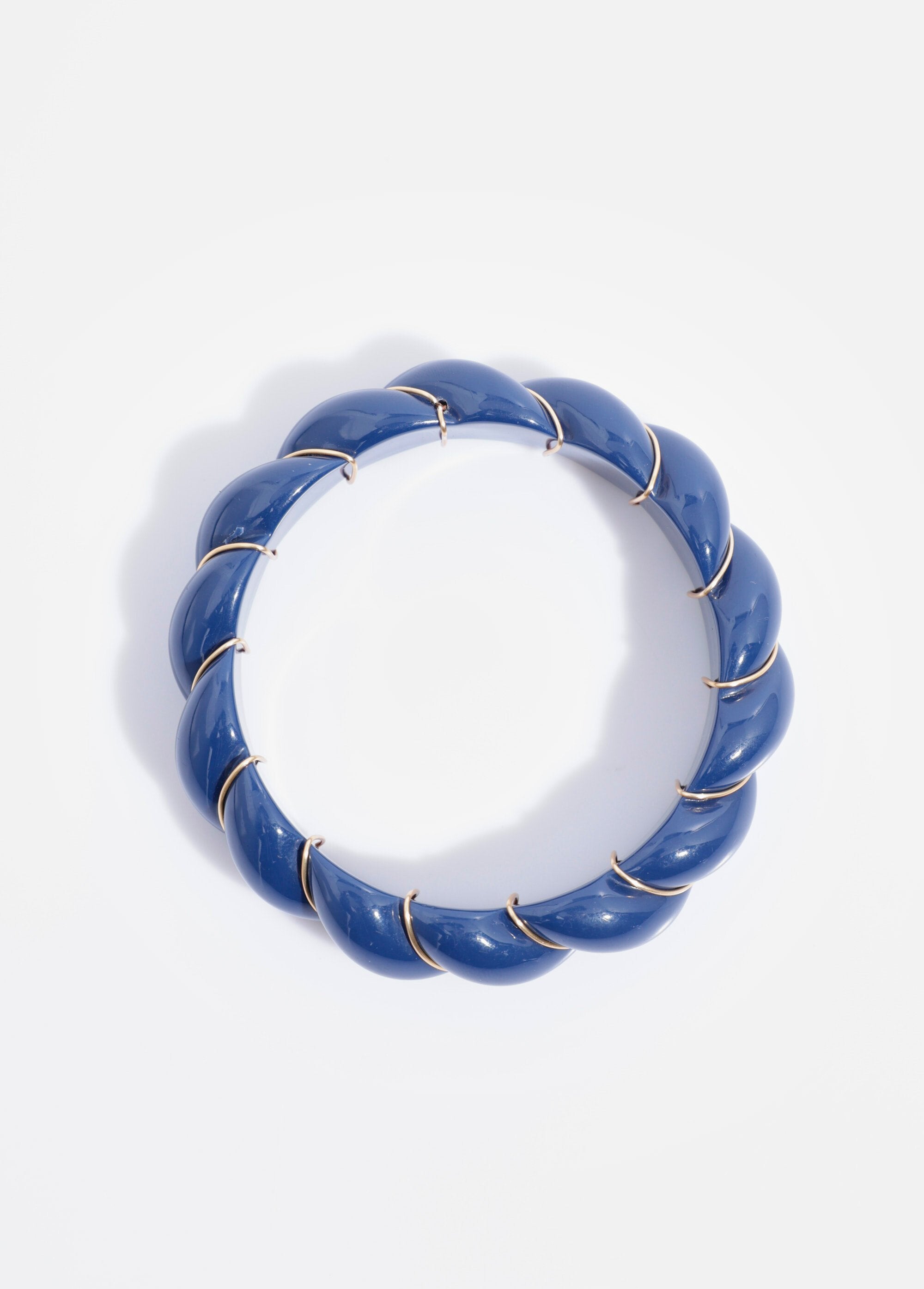 Kralenarmband_van_hars_met_gouden_details_Dore_DE1_slim