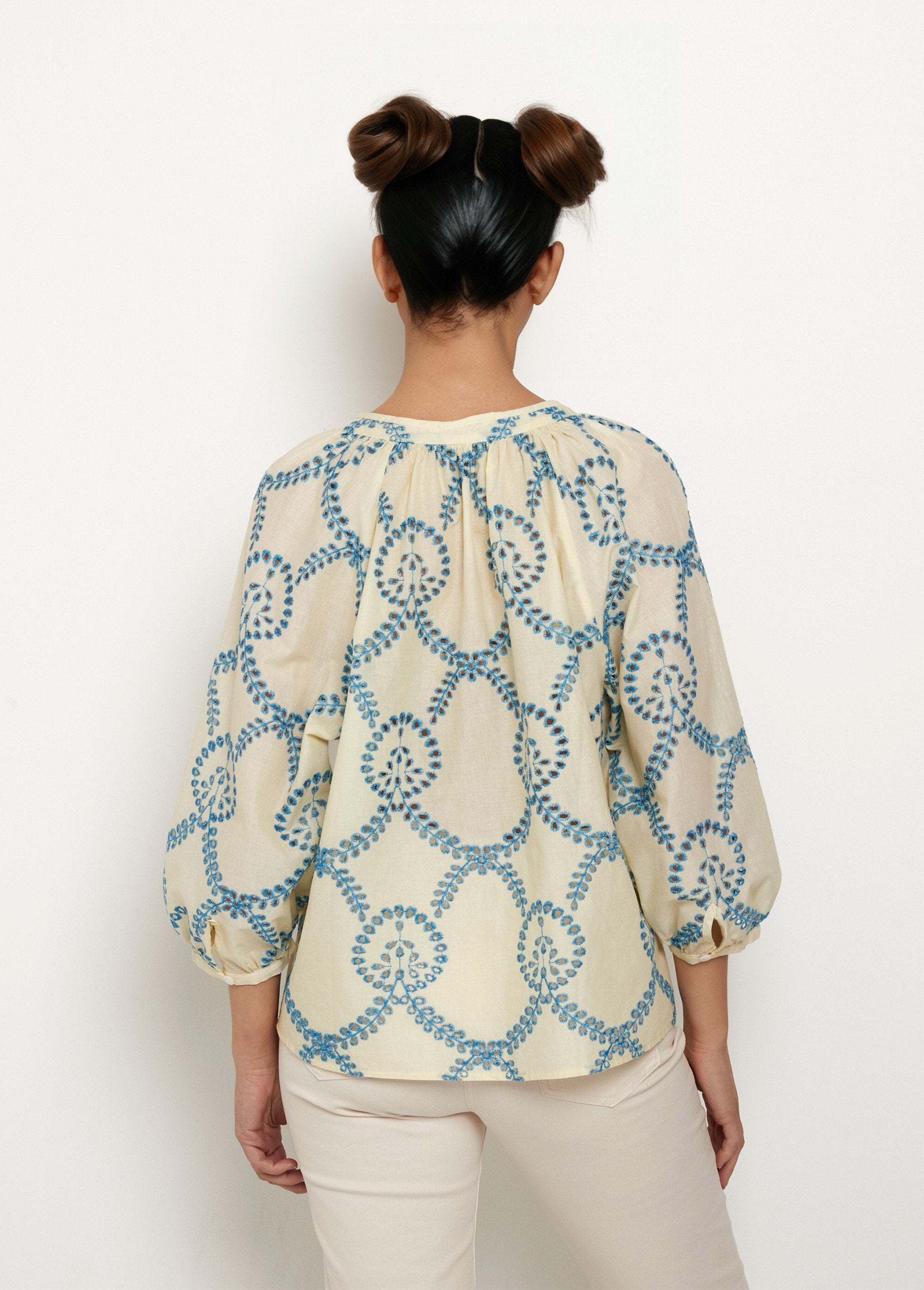Losvallende_blouse_met_opengewerkt_borduurwerk,_3/4_mouwen_Ecru_DO1_slim