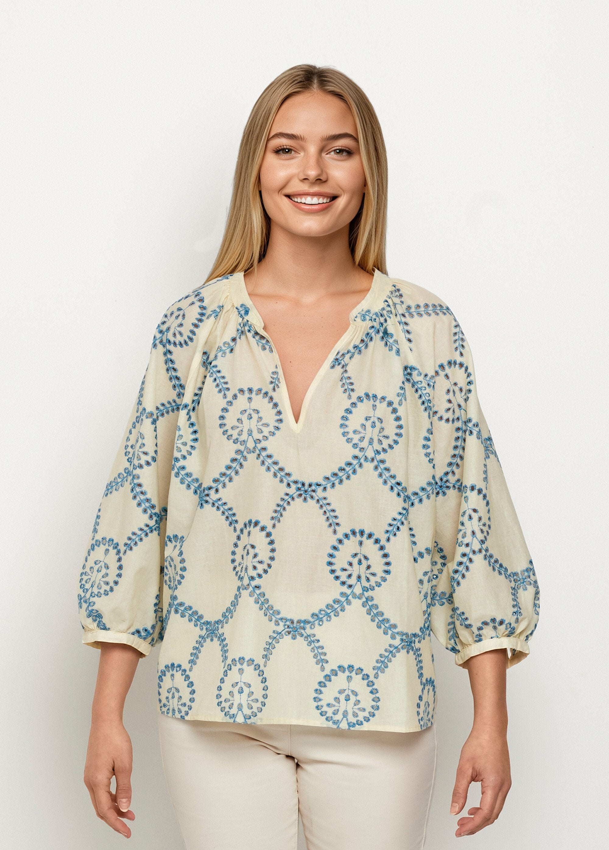 Losvallende_blouse_met_opengewerkt_borduurwerk,_3/4_mouwen_Ecru_FA1_slim