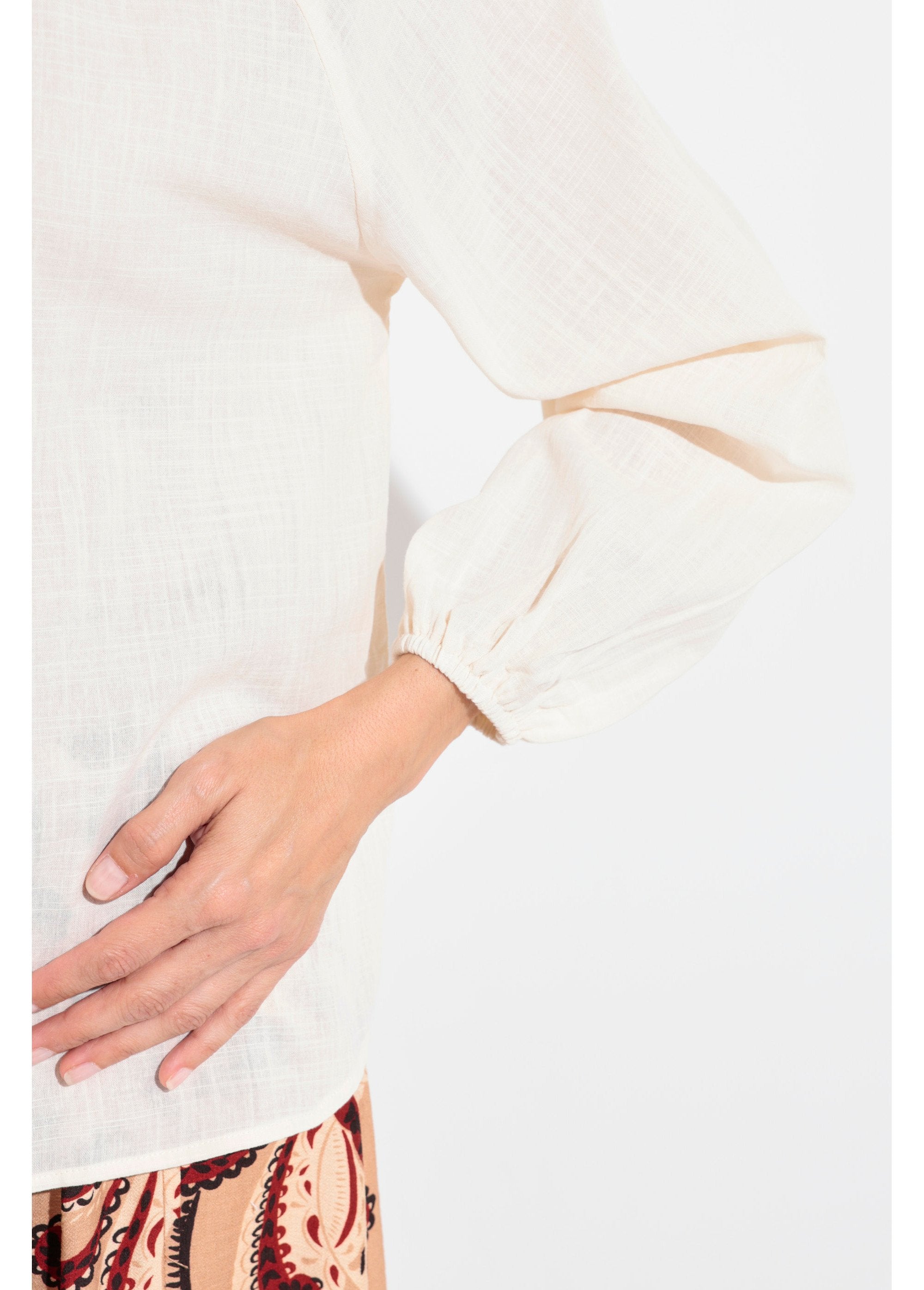 Losvallende_blouse_met_V-hals_en_striksluiting_Beige_DE2_slim