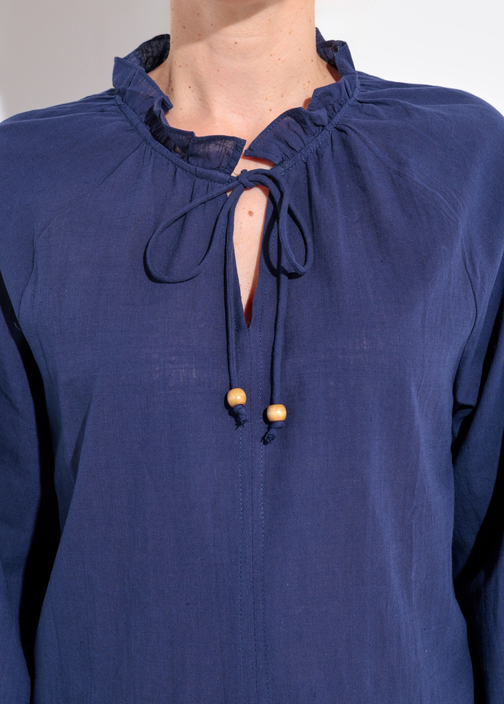 Losvallende_blouse_met_V-hals_en_striksluiting_Marine_DE1_slim