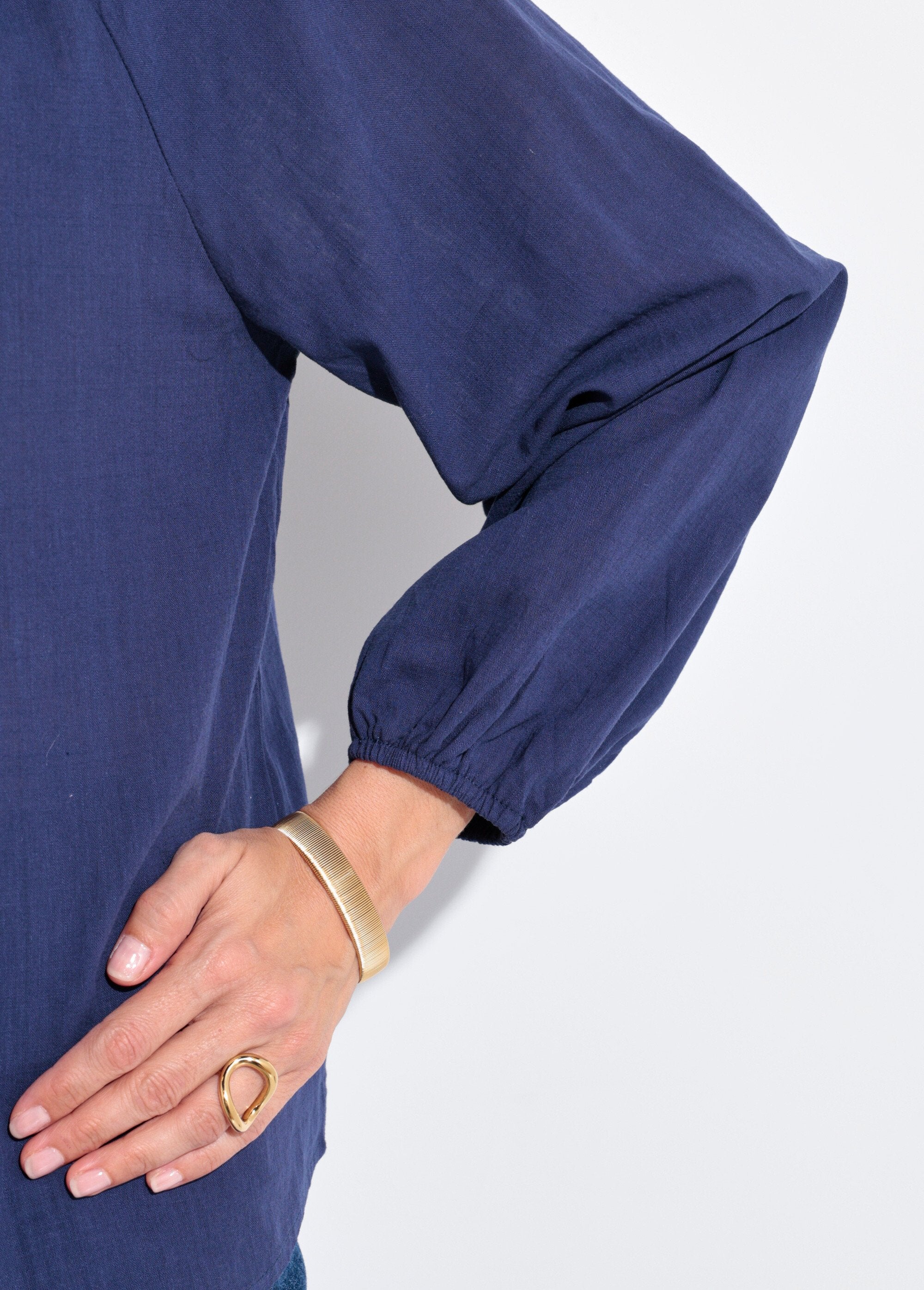 Losvallende_blouse_met_V-hals_en_striksluiting_Marine_DE2_slim