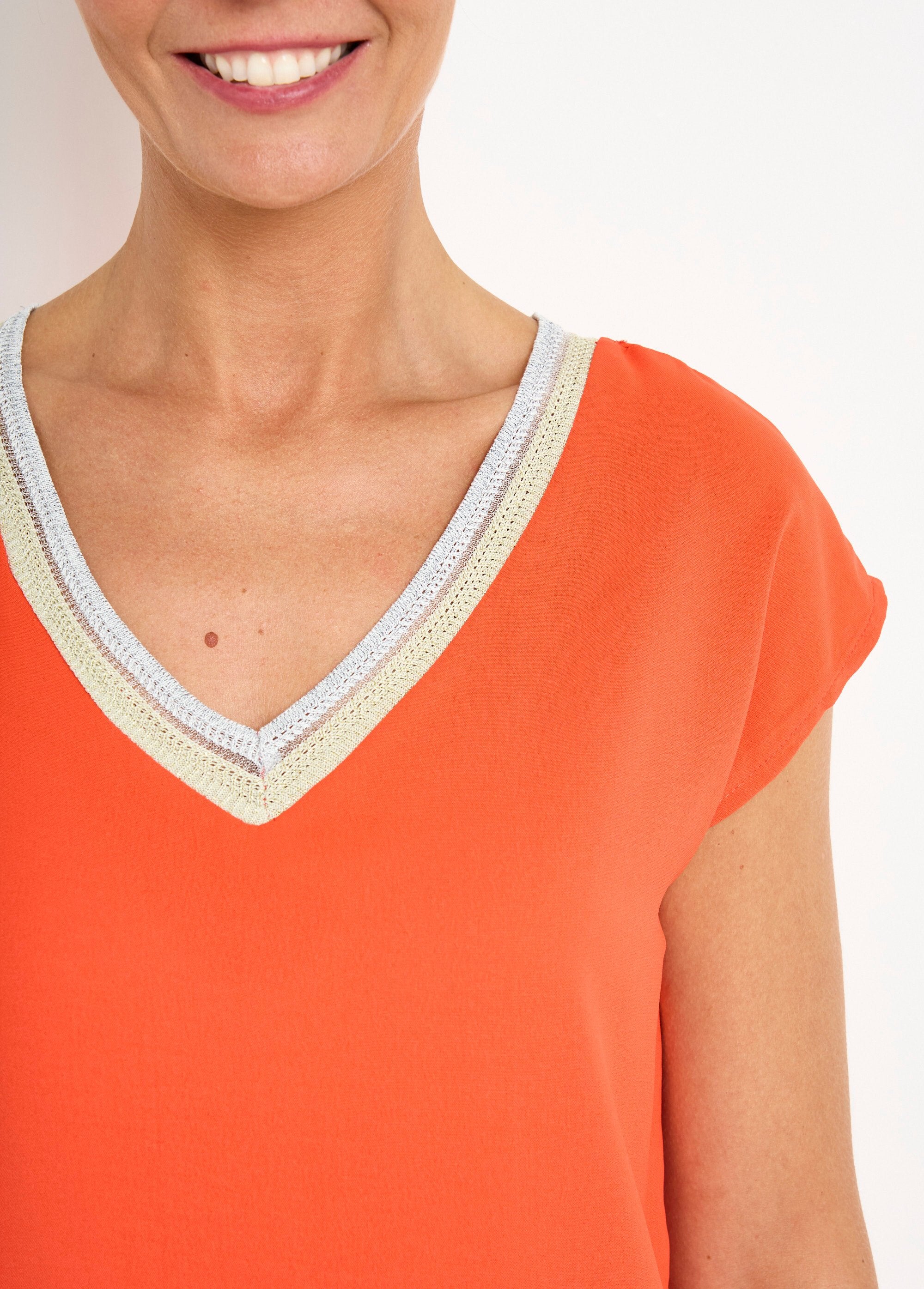 Mouwloze_V-hals_gevlochten_vloeiende_blouse_Coquelicot_DE1_slim