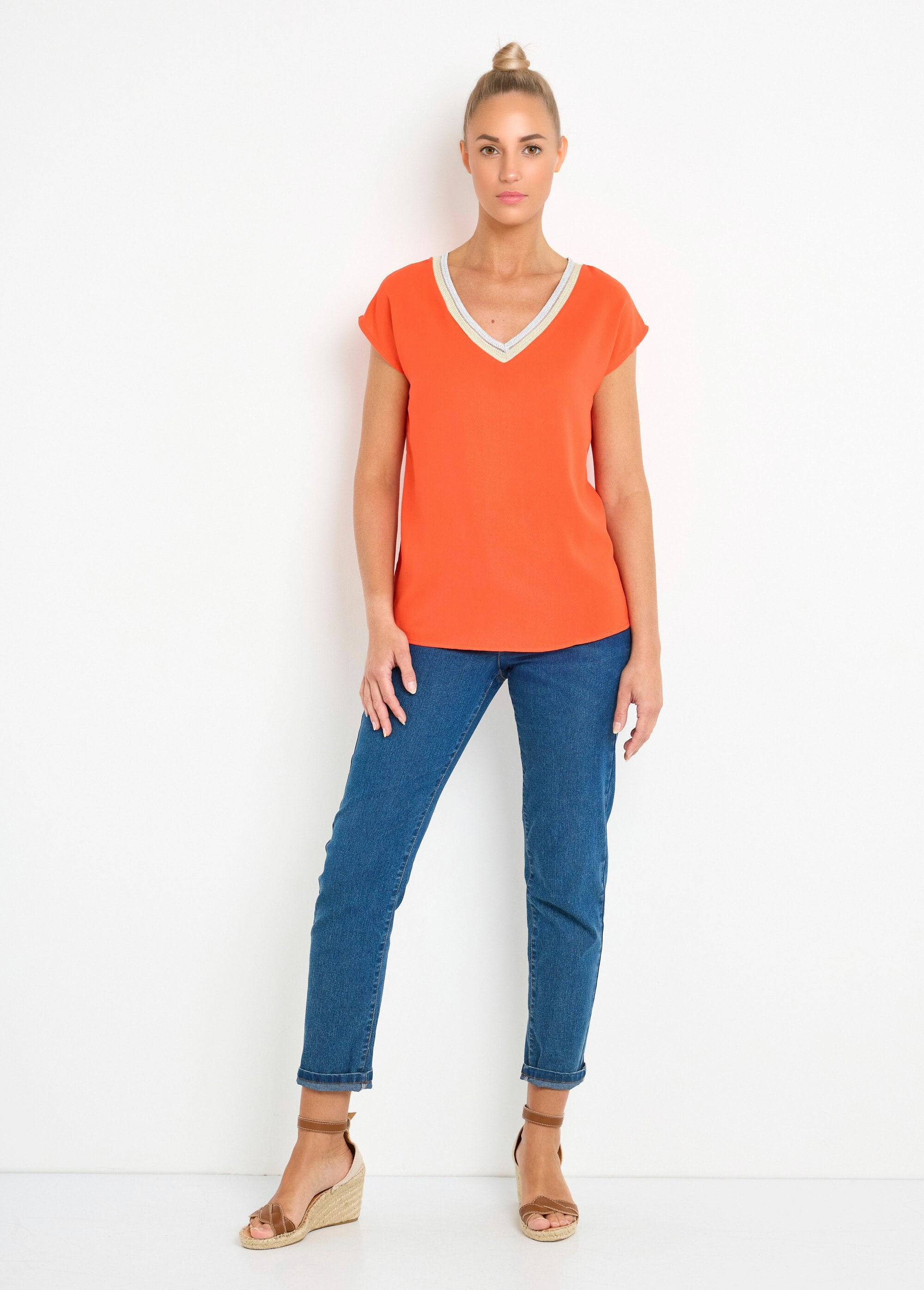 Mouwloze_V-hals_gevlochten_vloeiende_blouse_Coquelicot_SF1_slim