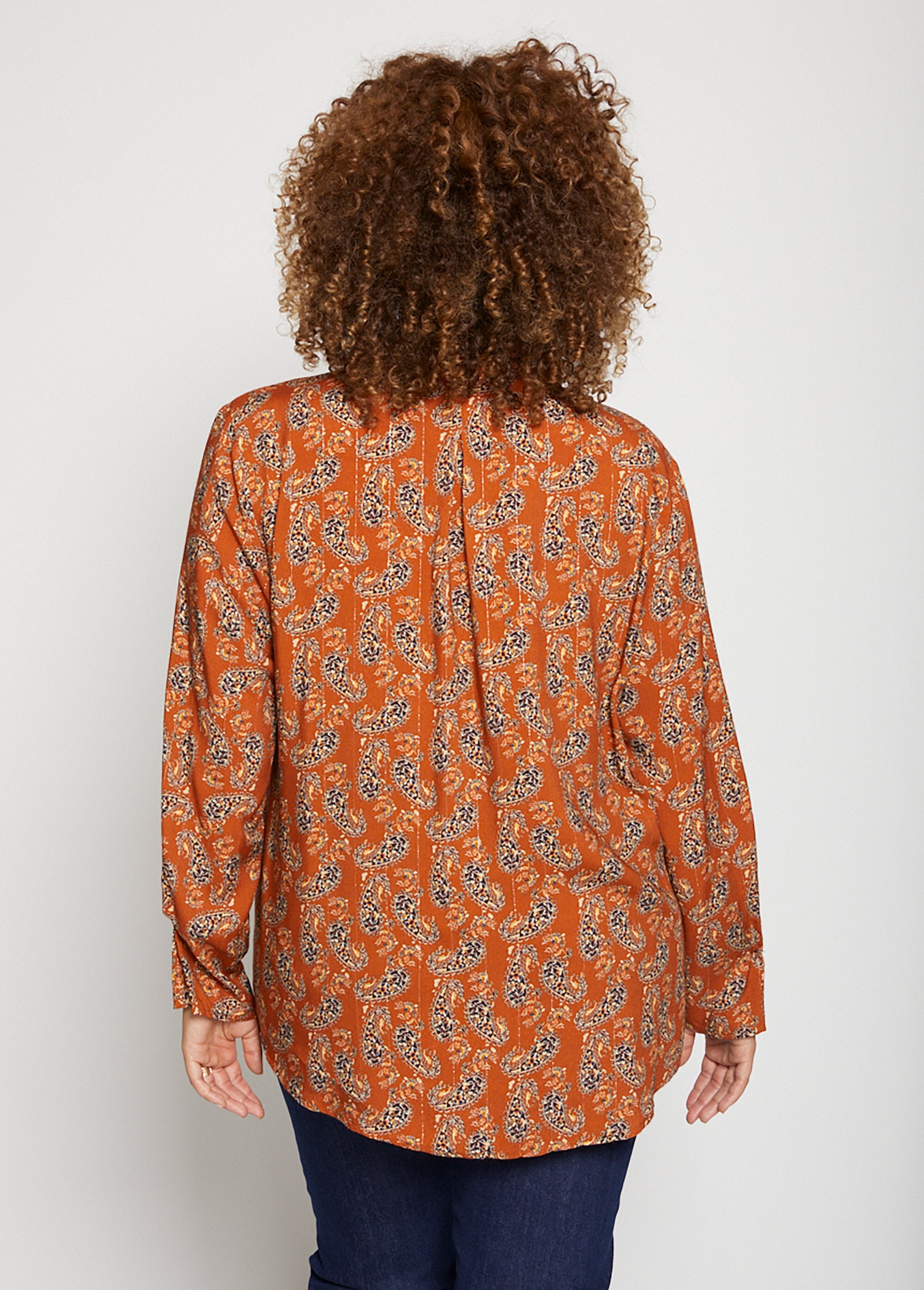 Bedrukte_vloeiende_blouse_Caramel_DO1_curvy