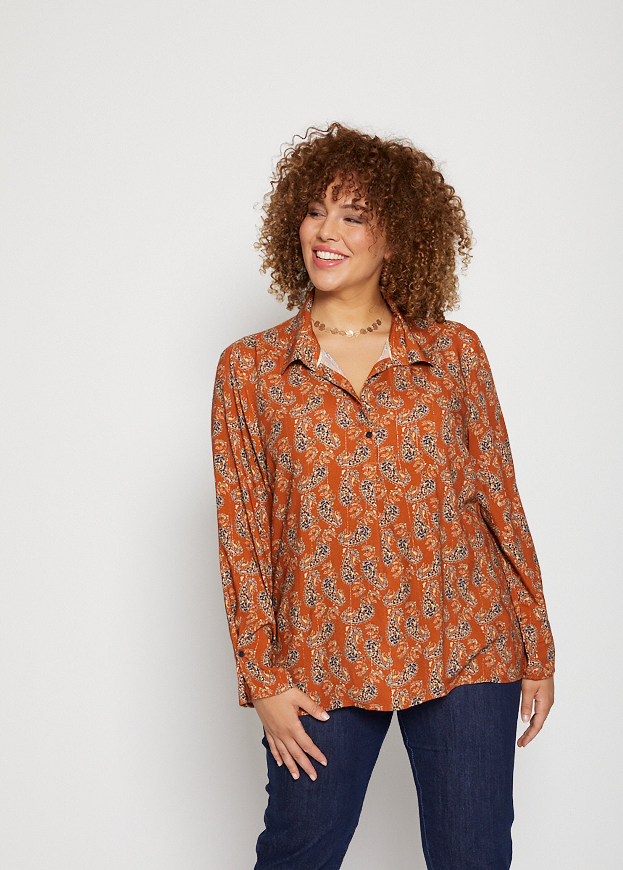 Bedrukte_vloeiende_blouse_Caramel_FA1_curvy