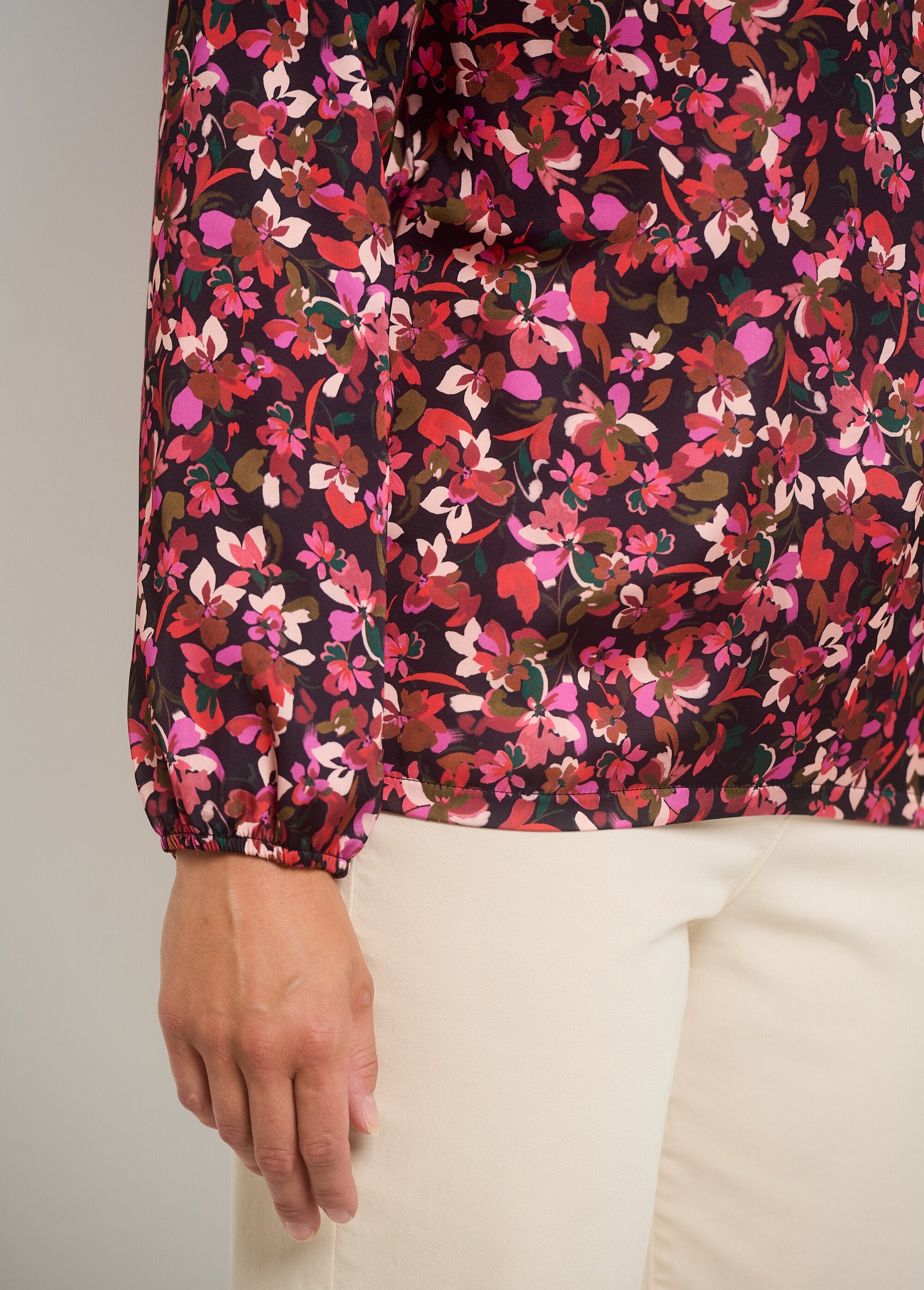 Bedrukte_blouse_met_V-hals_en_elastische_mouwen_Rouge_et_noir_DE2_slim