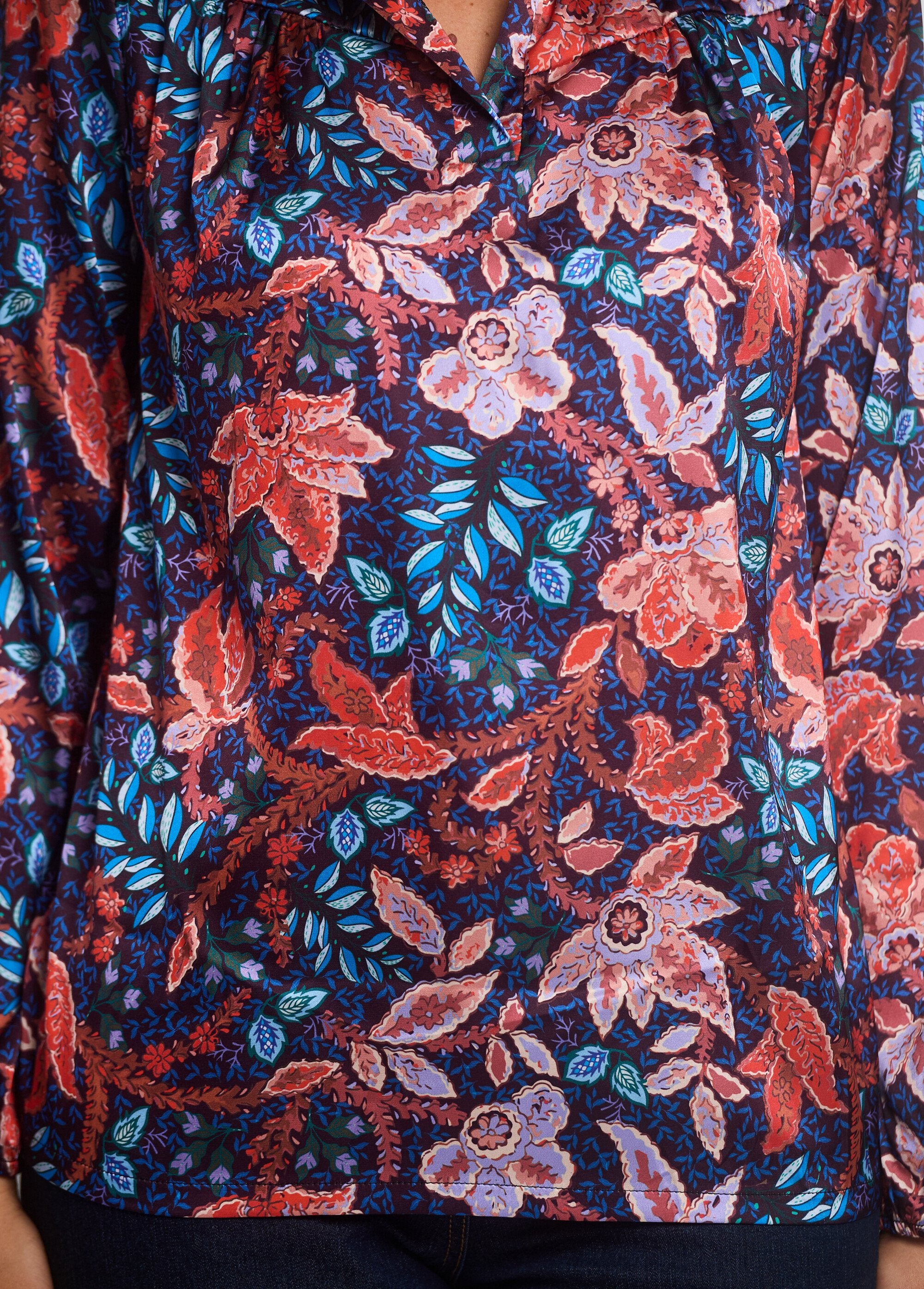 Satijnen_blouse_met_V-hals_en_elastische_mouwen_Bleu_et_orange_DE2_slim