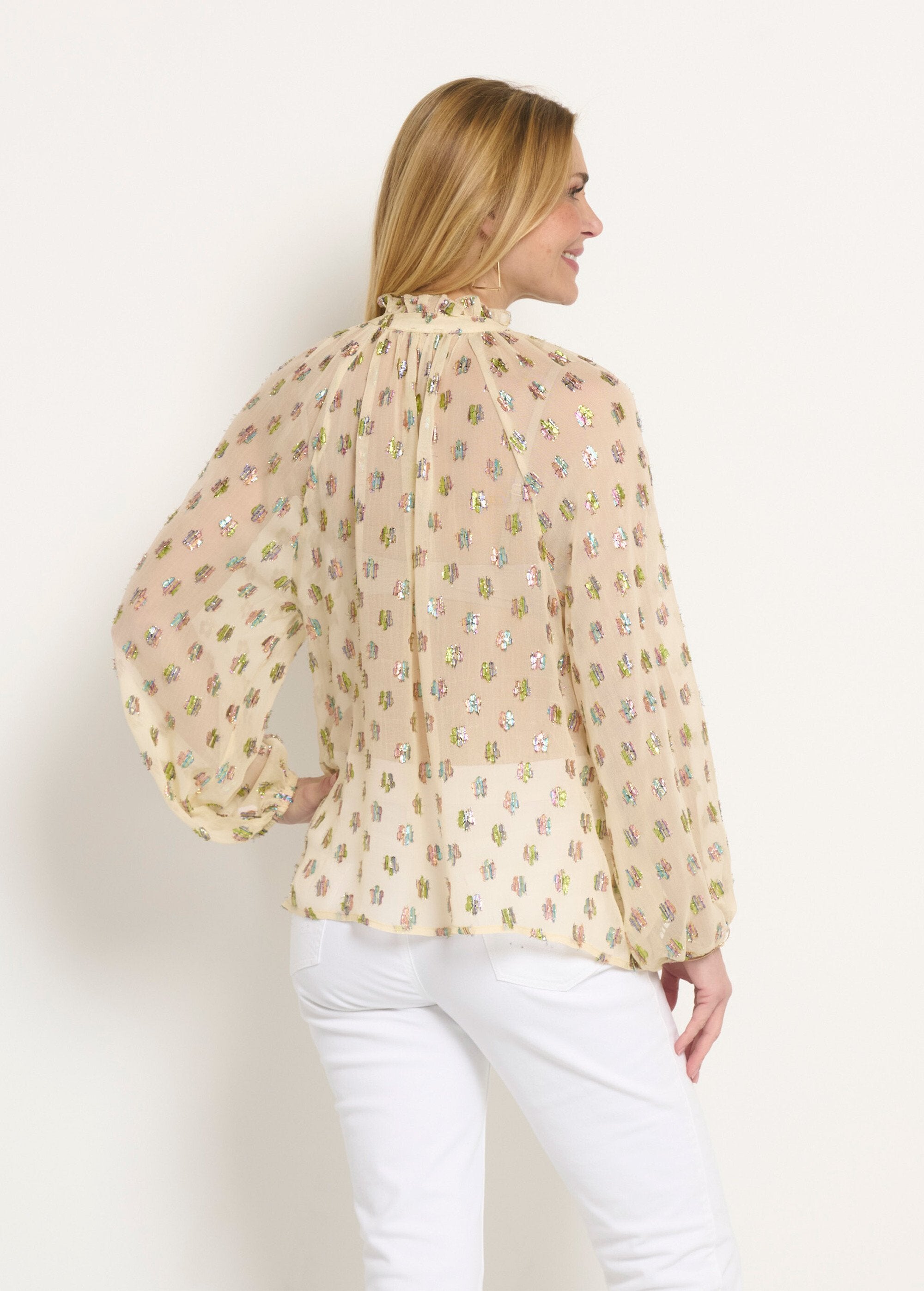 Voile_blouse_met_V-hals_en_metallic_motieven_Ecru_DO1_slim