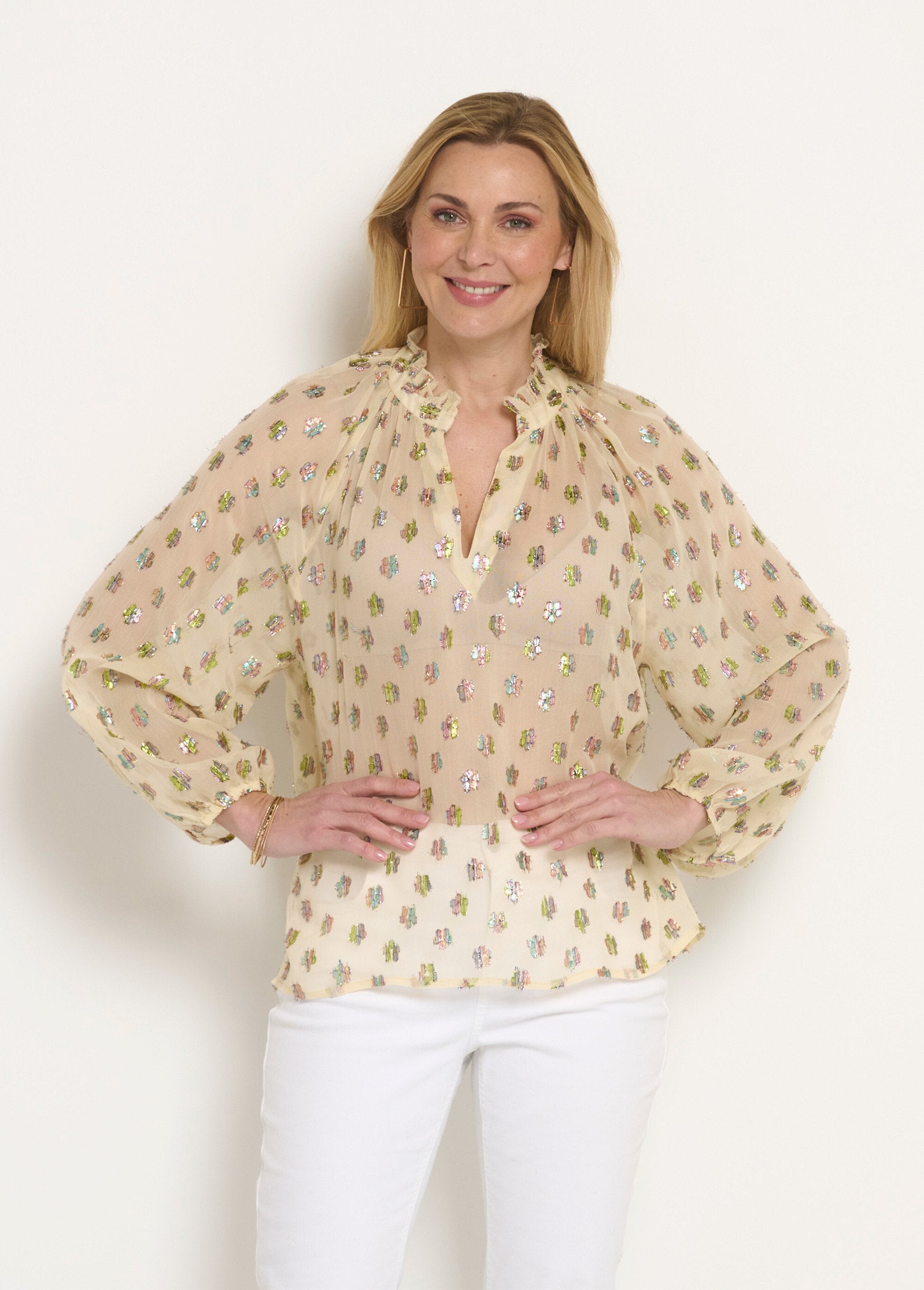 Voile_blouse_met_V-hals_en_metallic_motieven_Ecru_FA1_slim