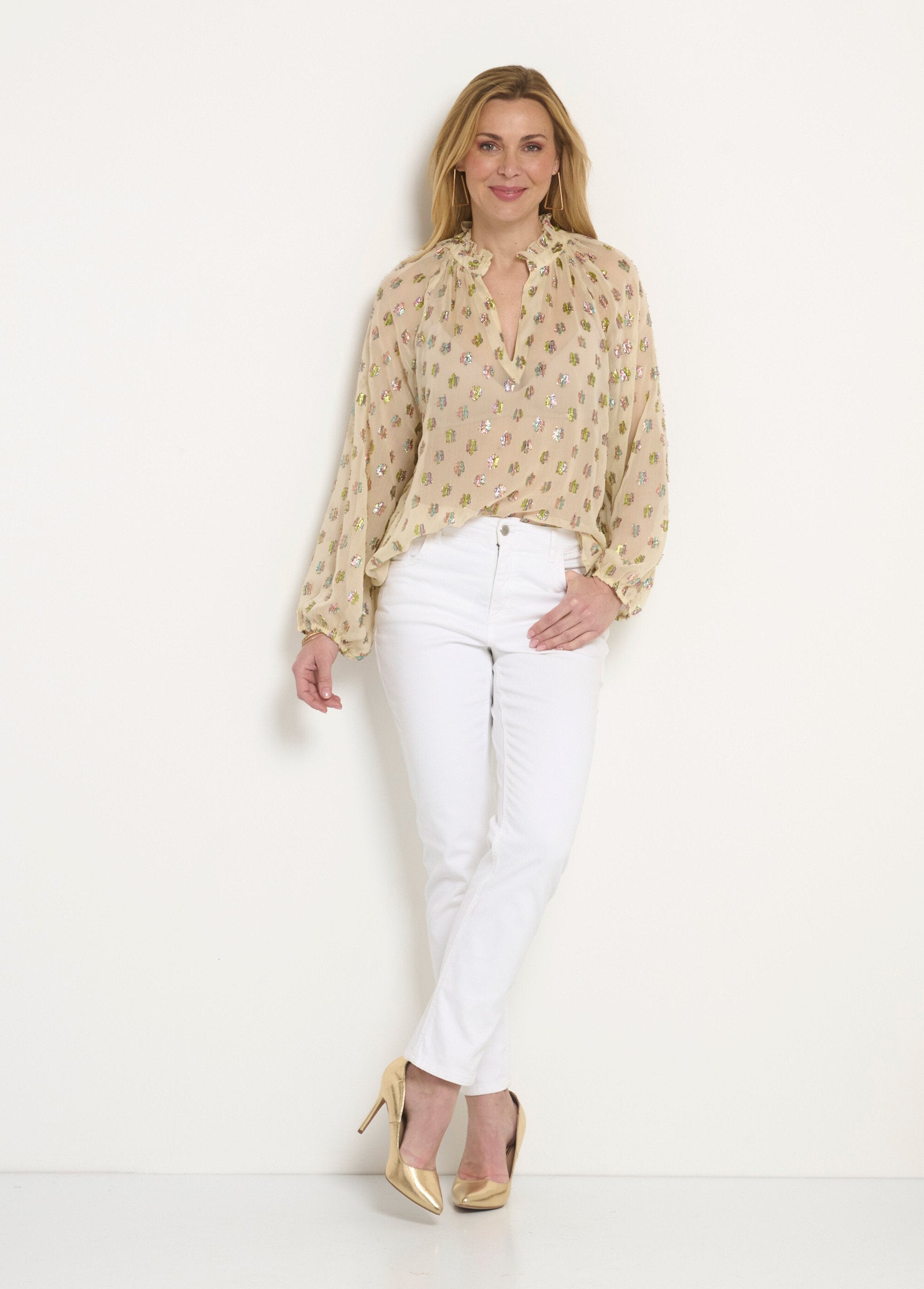 Voile_blouse_met_V-hals_en_metallic_motieven_Ecru_SF1_slim
