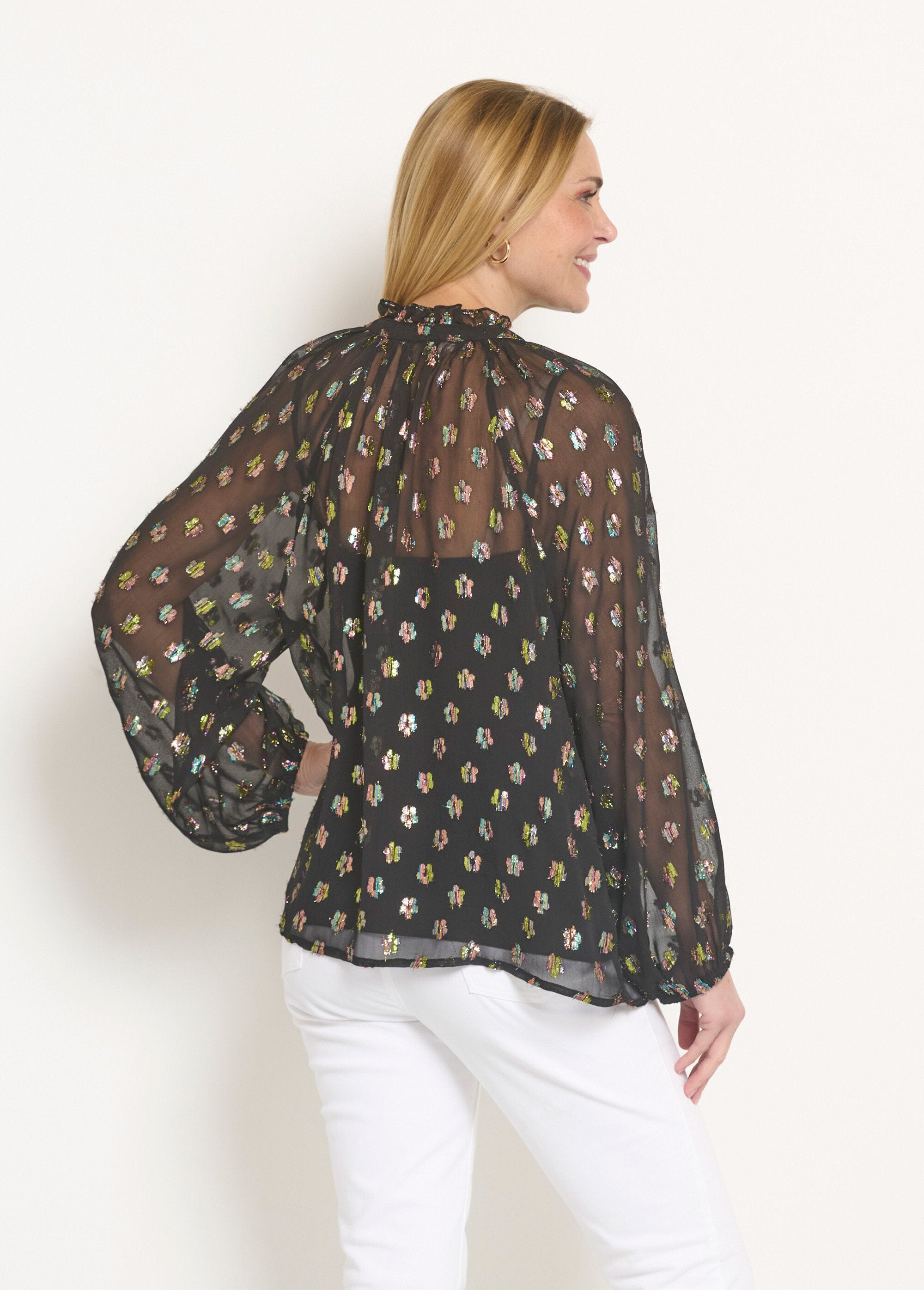 Voile_blouse_met_V-hals_en_metallic_motieven_Noir_DO1_slim