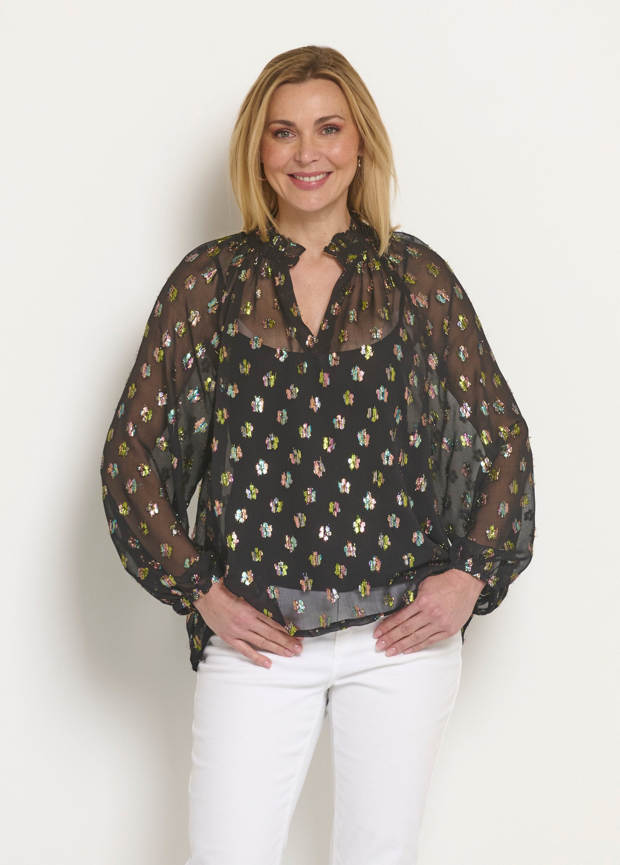 Voile_blouse_met_V-hals_en_metallic_motieven_Noir_FA1_slim