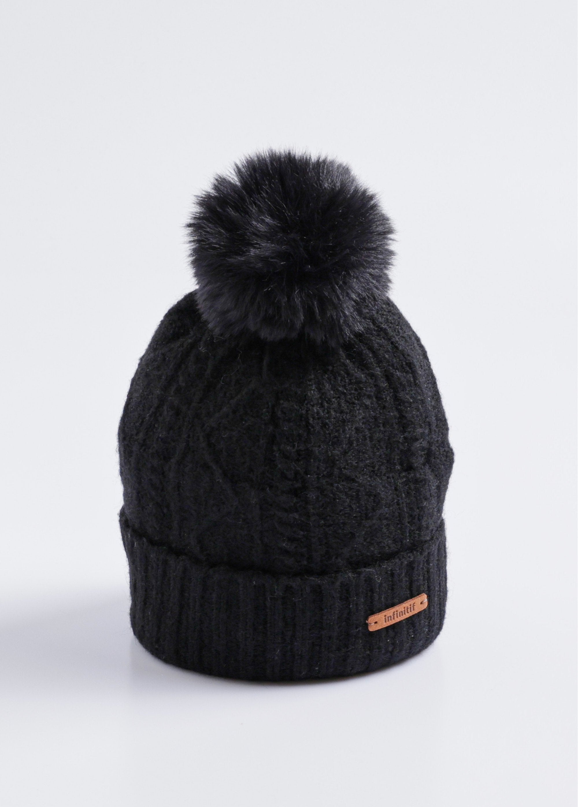 Wollen_geribde_muts_met_pompon_Noir_FA1_slim