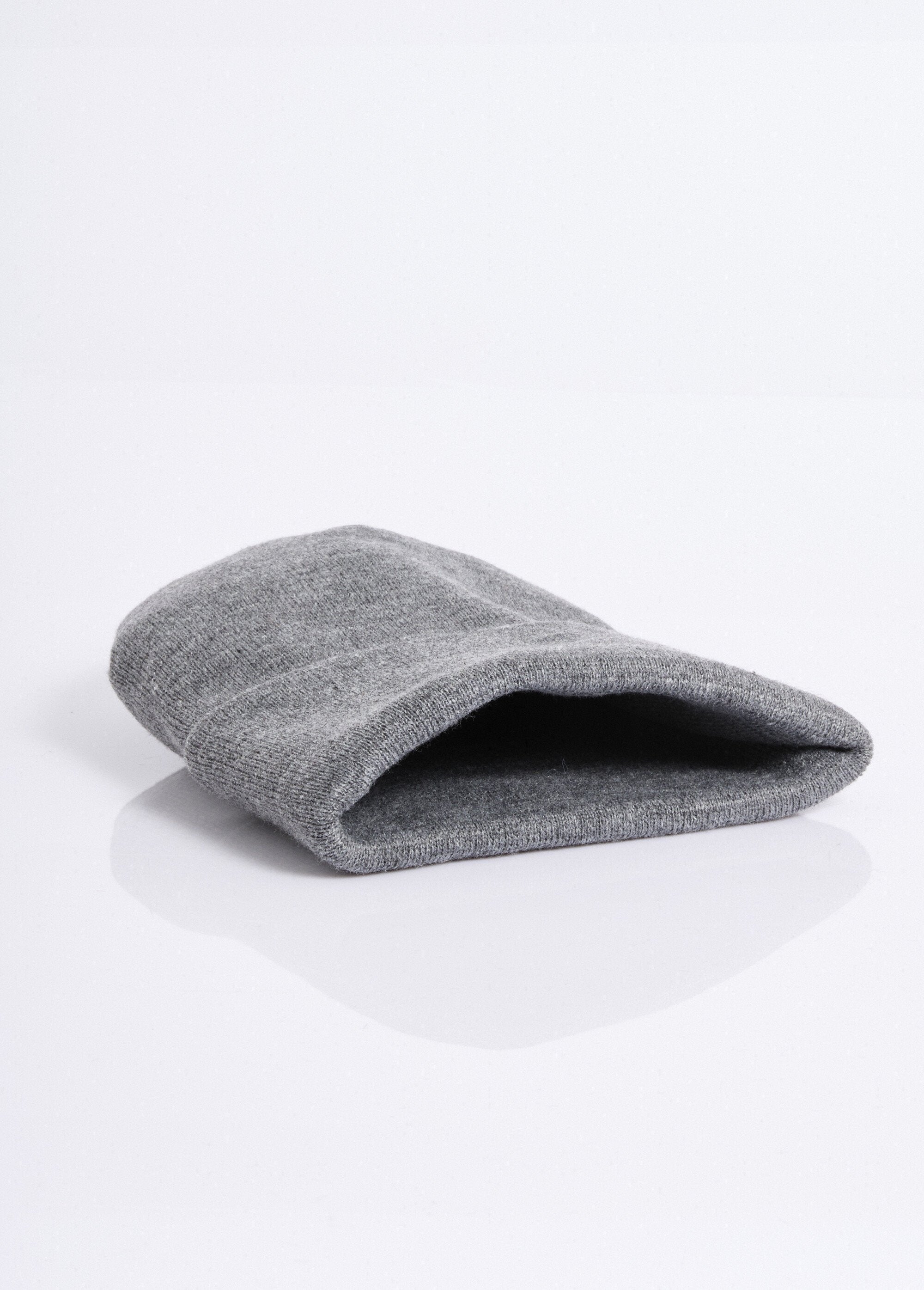 Fijn_gebreide_muts_met_revers_Gris_DE1_slim