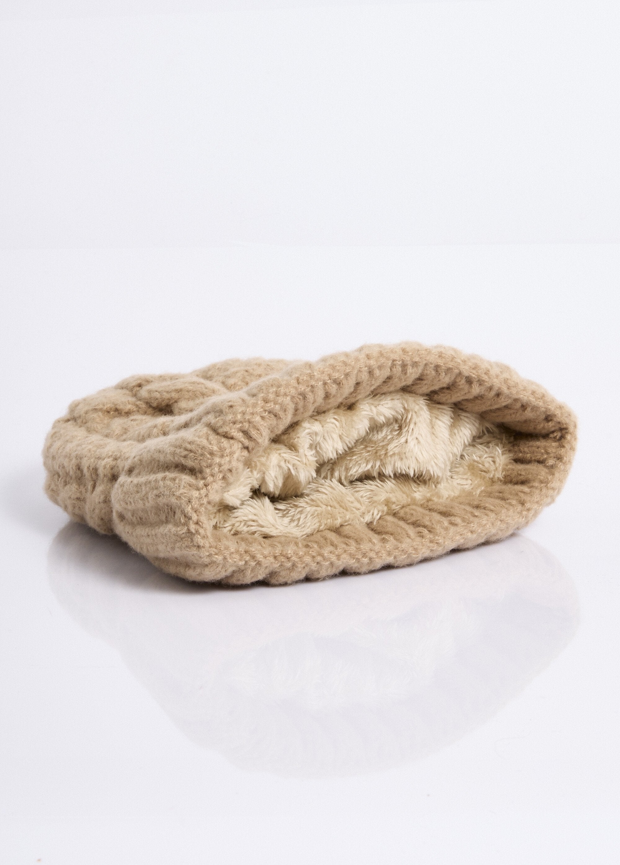 Gebreide_sherpa_muts_Beige_DE1_slim