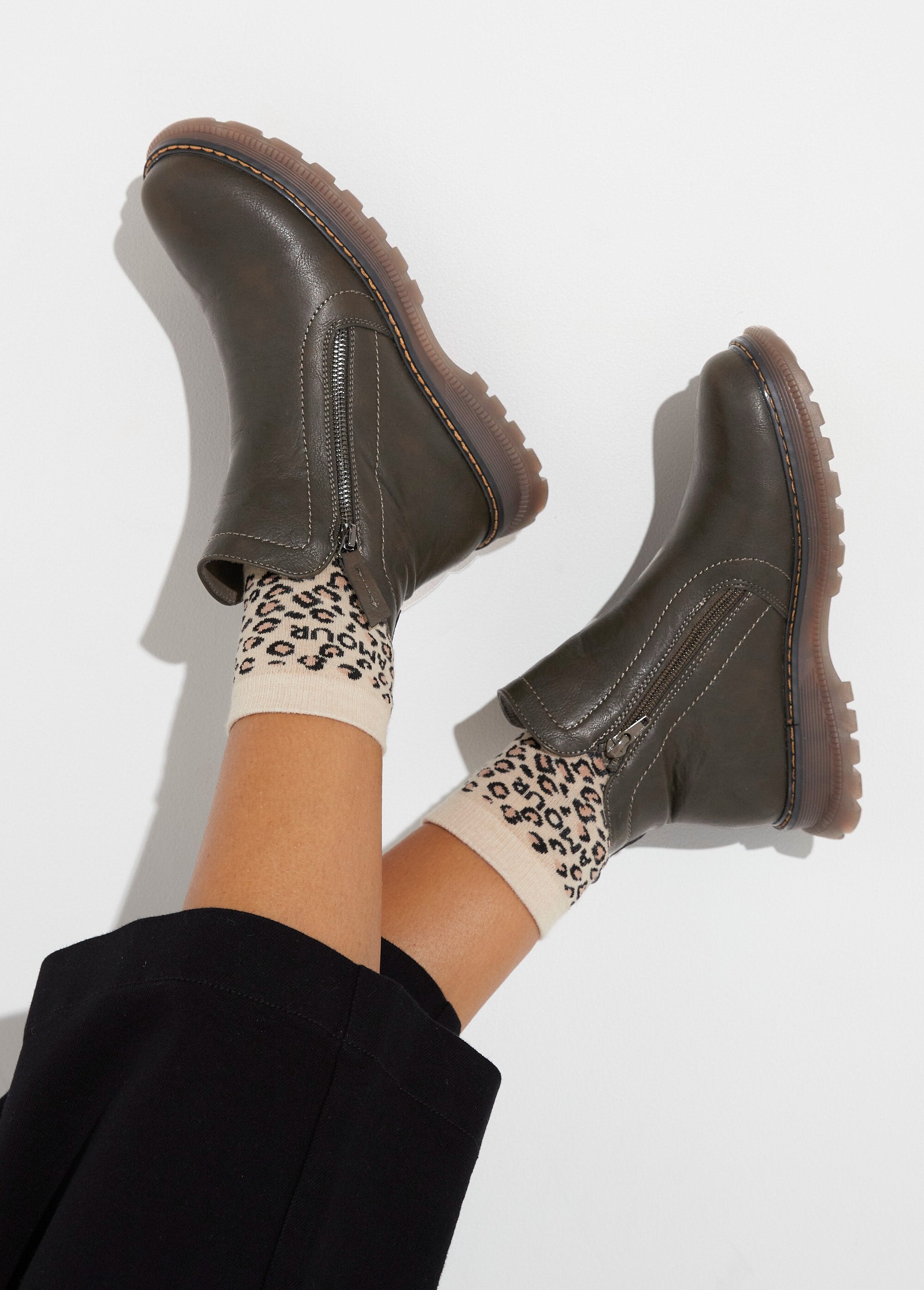 Laarzen_met_rits,_contrasterende_stiksels_Kaki_SF1_slim