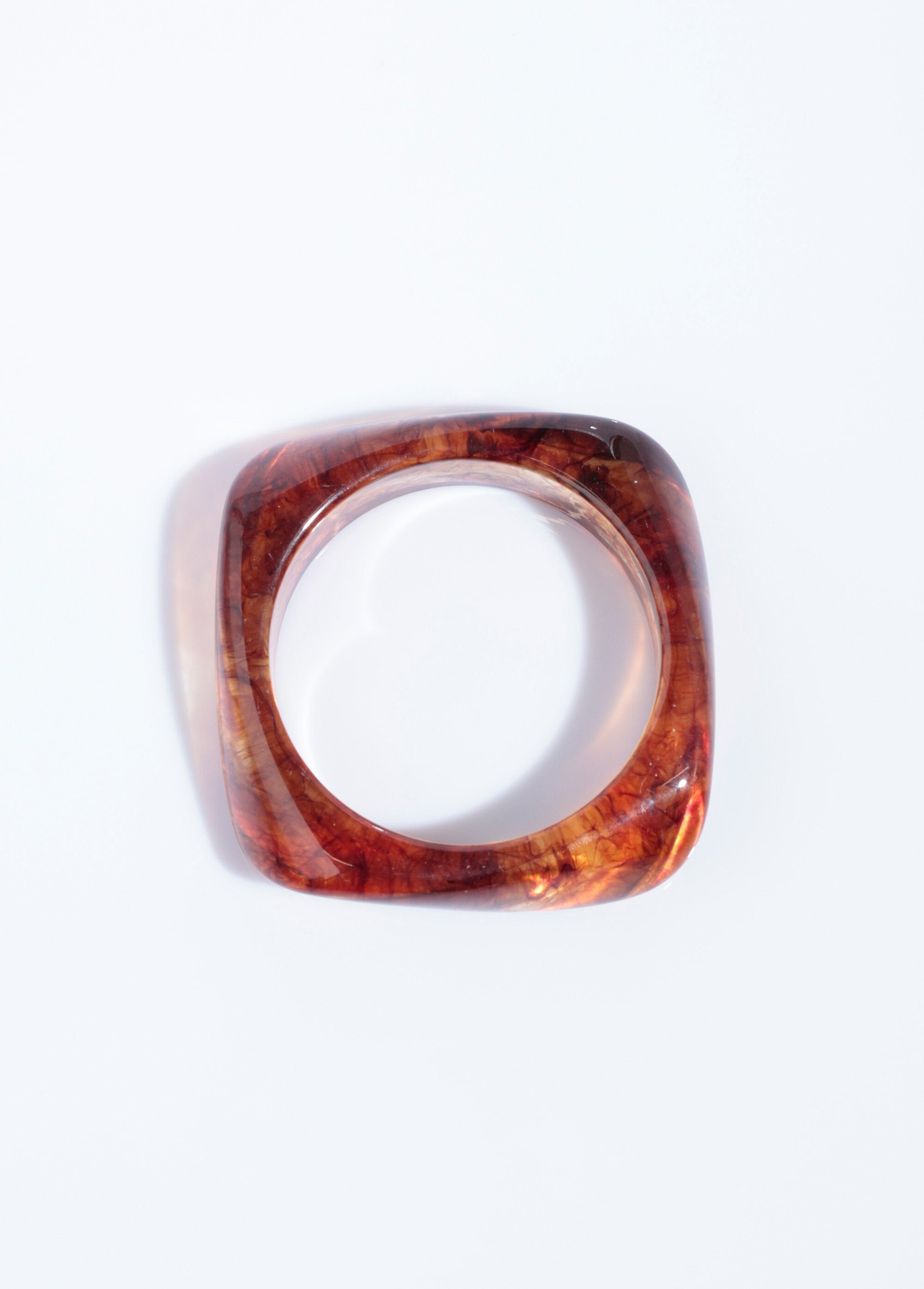 Vierkante_stijve_amber-look_armband_Ambre_DE1_slim