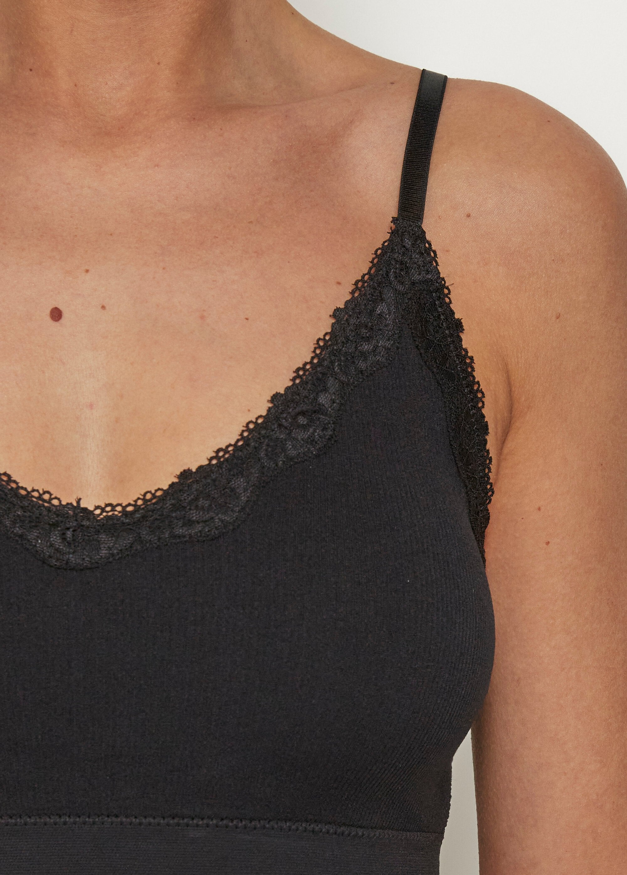 Naadloze_beha_met_kanten_randje_Noir_DE1_slim