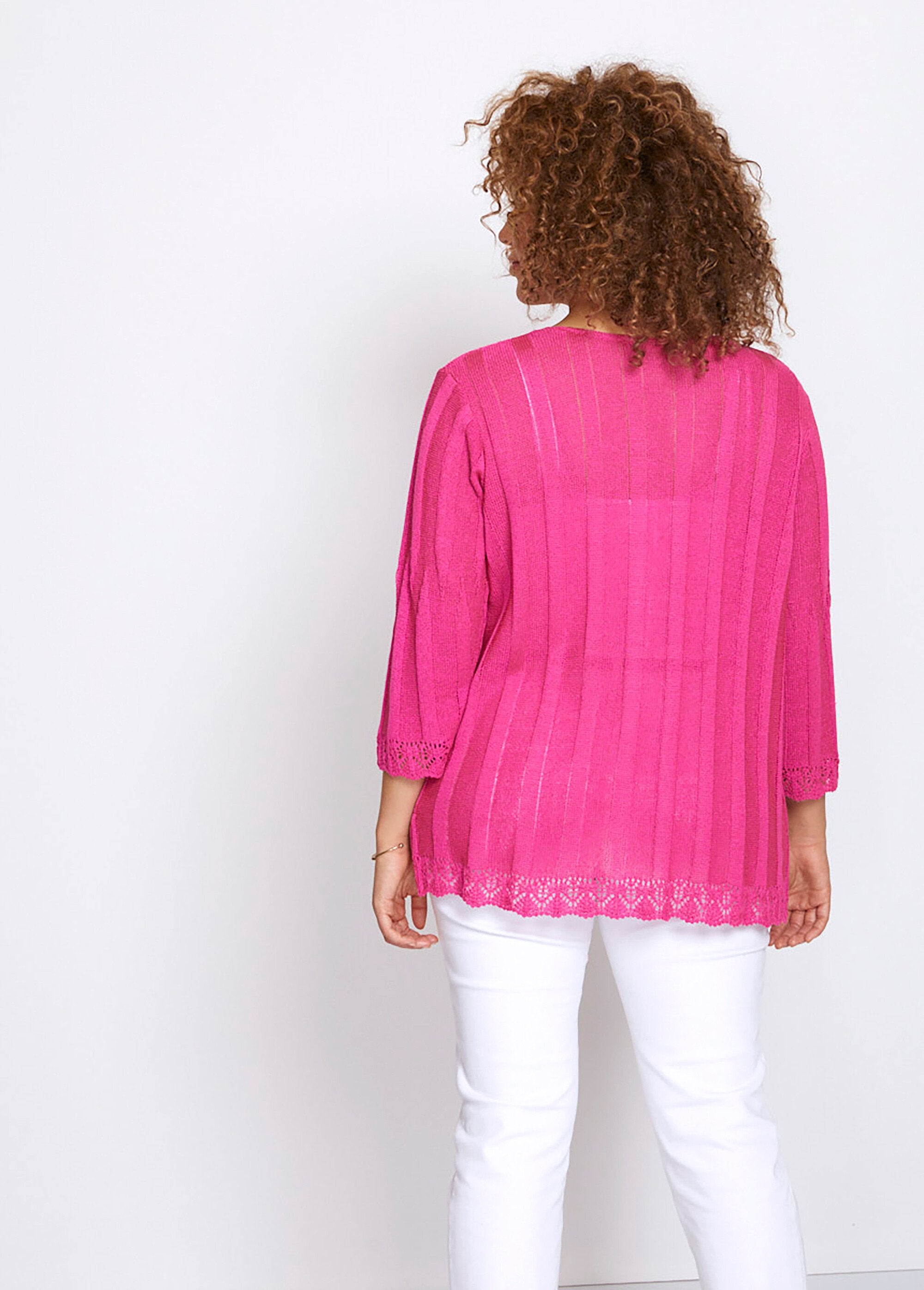 Lang_opengewerkt_vest_met_knopen_Fuchsia_DO1_curvy
