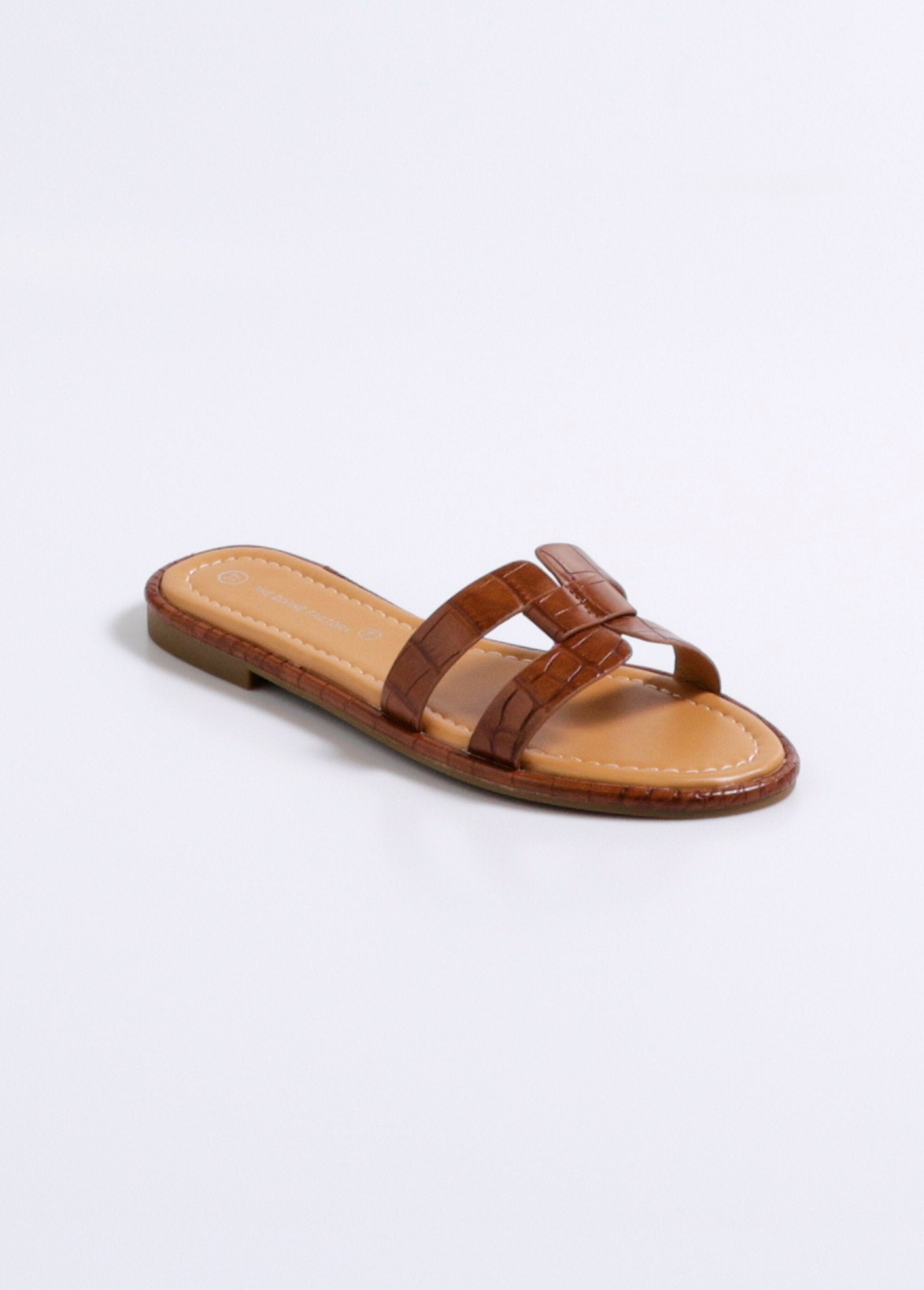 Chique_platte_muiltjes_in_krokodillenstijl_Camel_FA1_slim