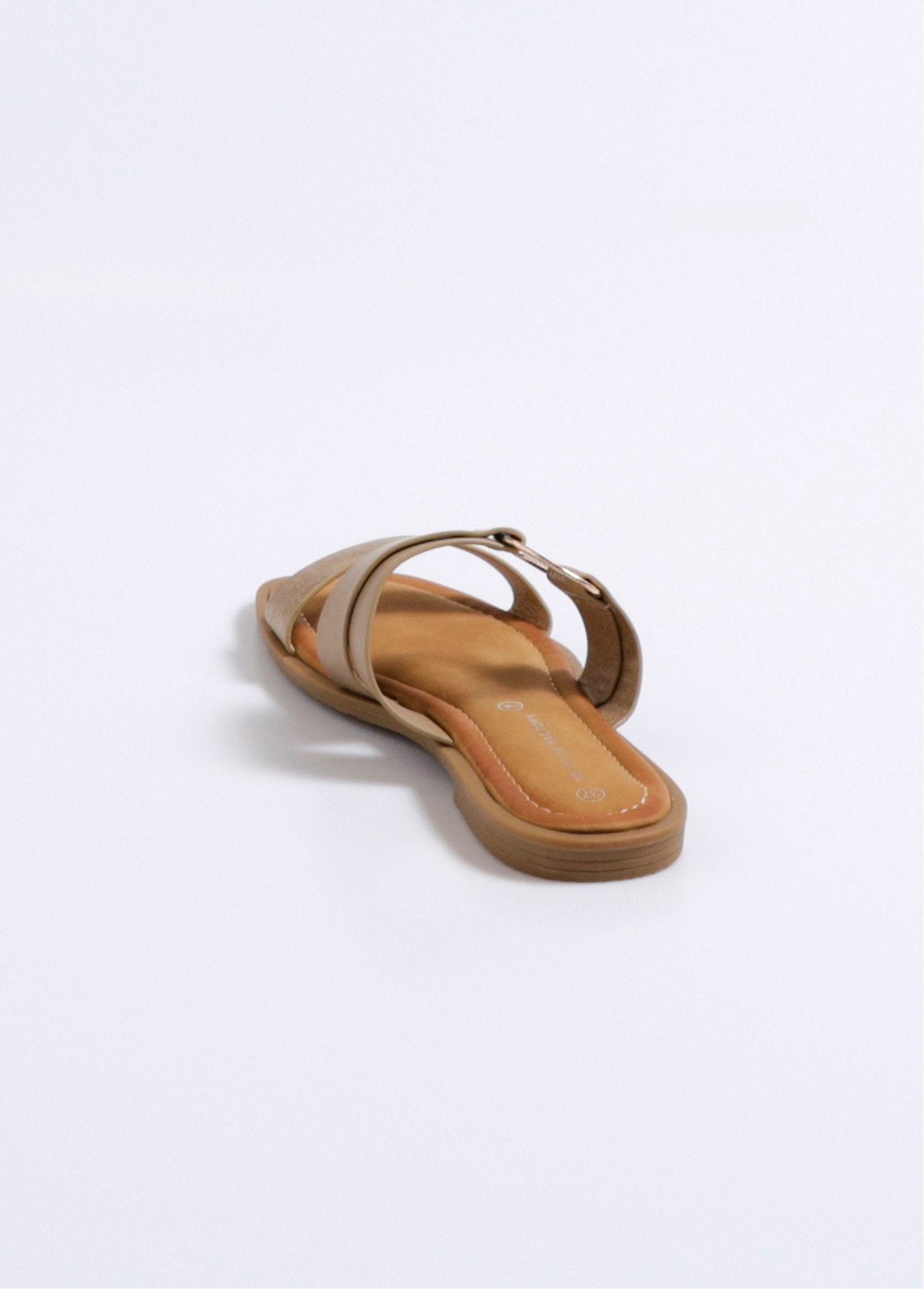 Plat_muiltje_met_riempjes_en_metallic_details_Taupe_DO1_slim