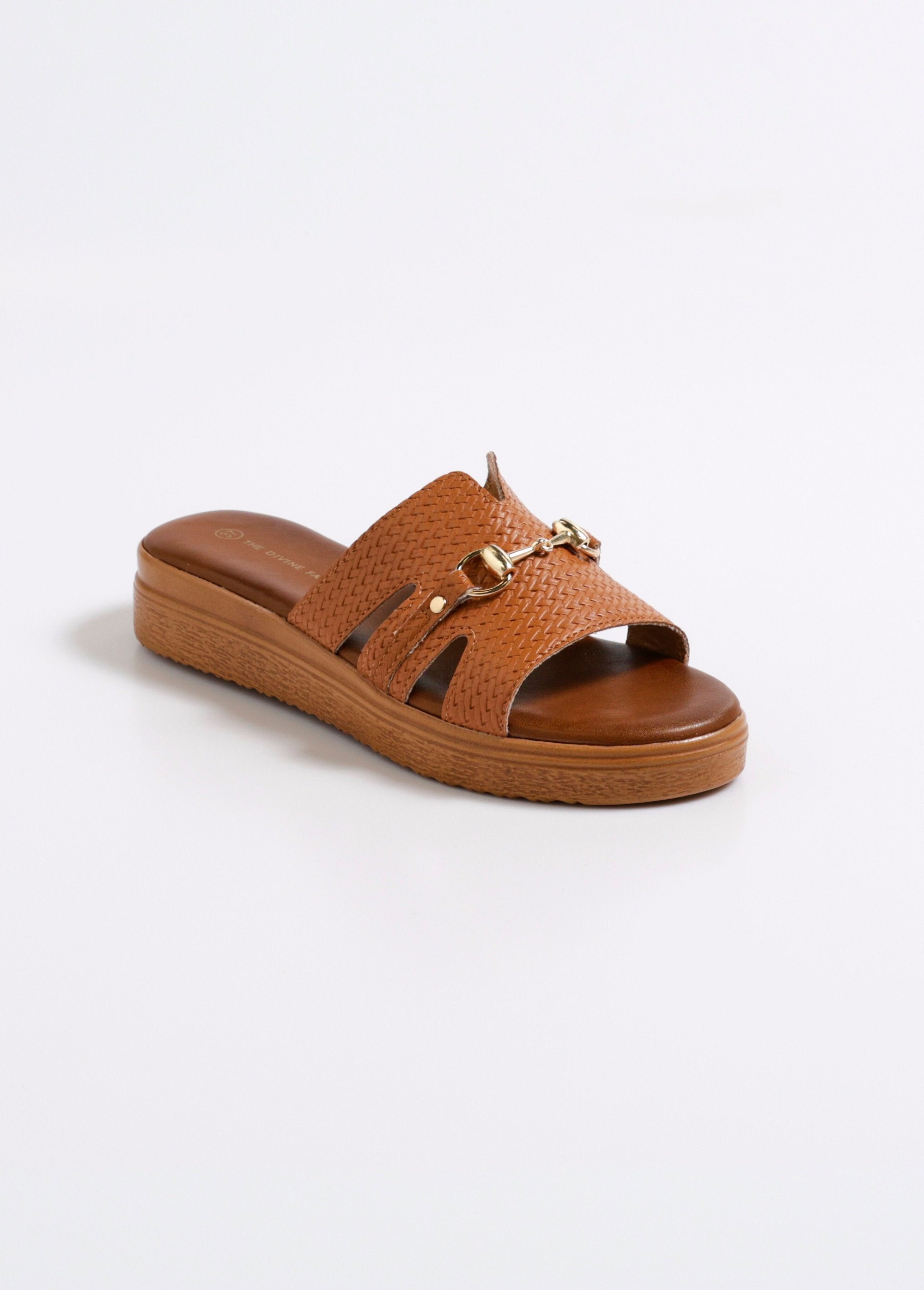 Imitatieleren_muiltjes_met_visgraatmotief_en_metalen_detail_Camel_FA1_slim