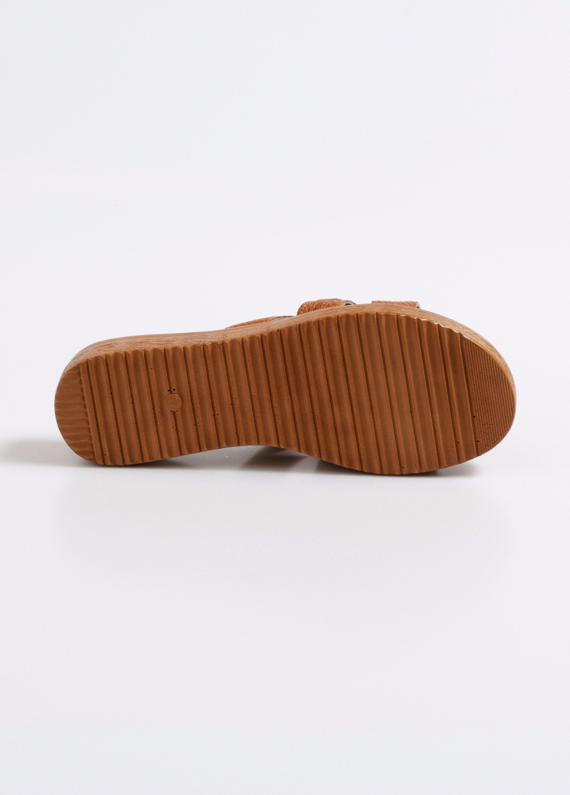 Imitatieleren_muiltjes_met_visgraatmotief_en_metalen_detail_Camel_UN1_slim