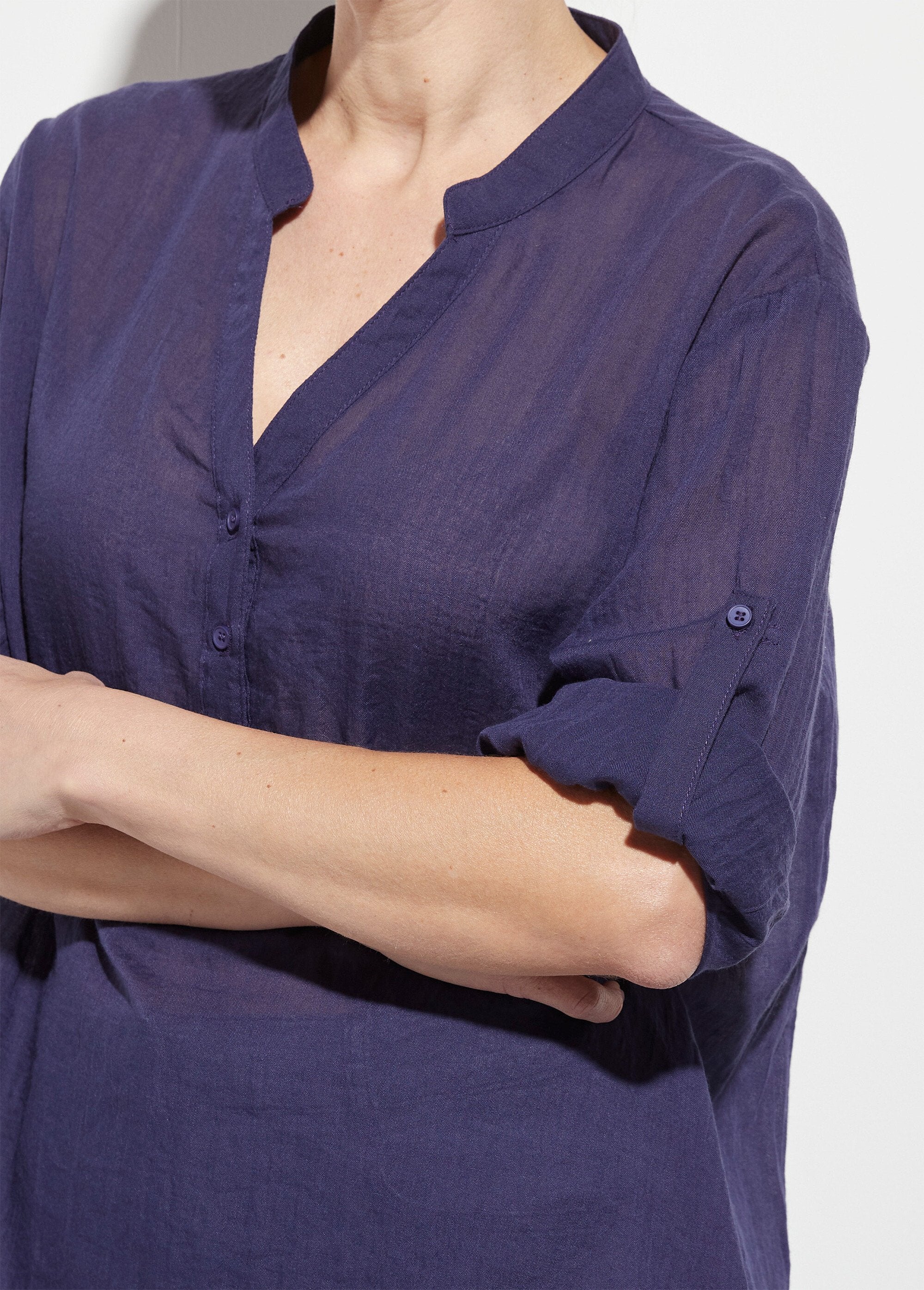 Losvallende_blouse_met_tuniekkraag_van_katoenvoile_Marine_DE1_slim