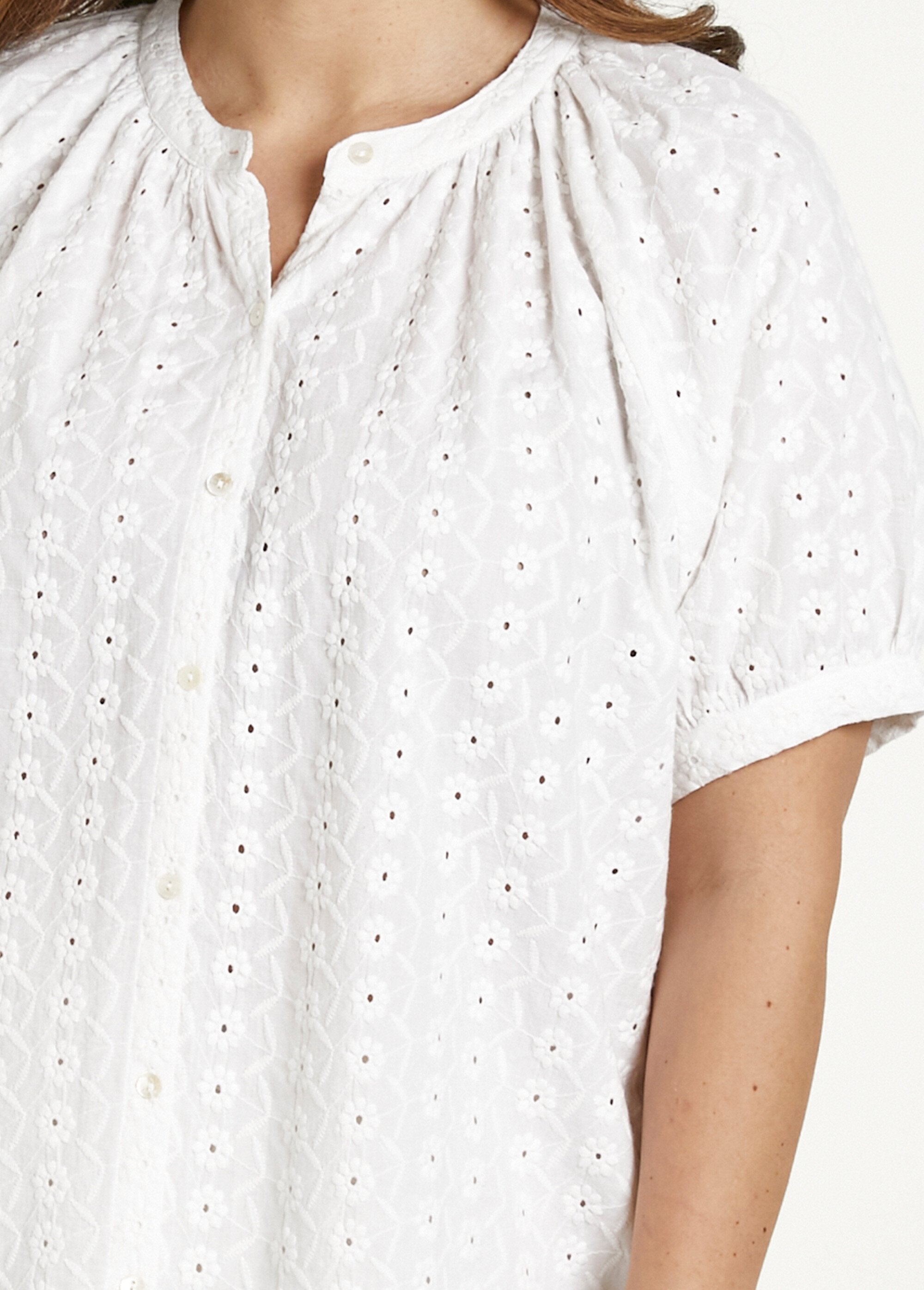 Los_katoenen_shirt,_geborduurd,_kraagloos_Blanc_DE1_curvy