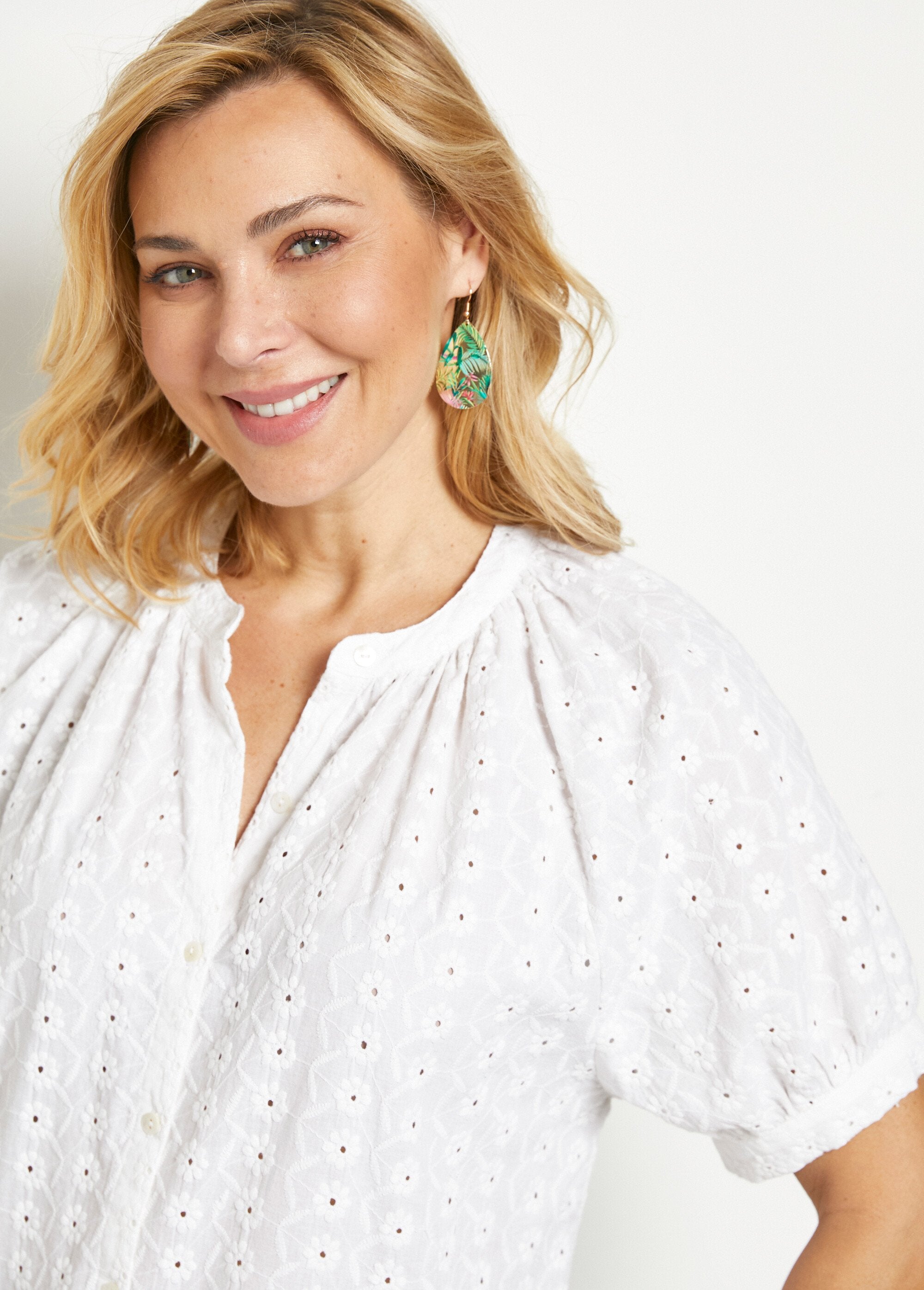 Los_katoenen_shirt,_geborduurd,_kraagloos_Blanc_DE1_slim