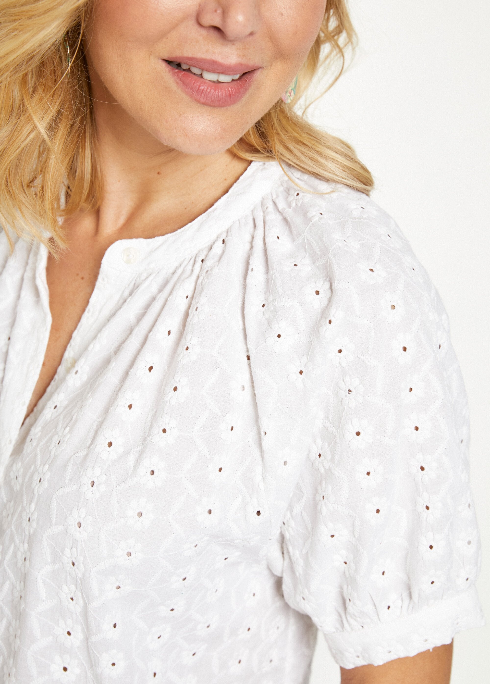 Los_katoenen_shirt,_geborduurd,_kraagloos_Blanc_DE2_slim