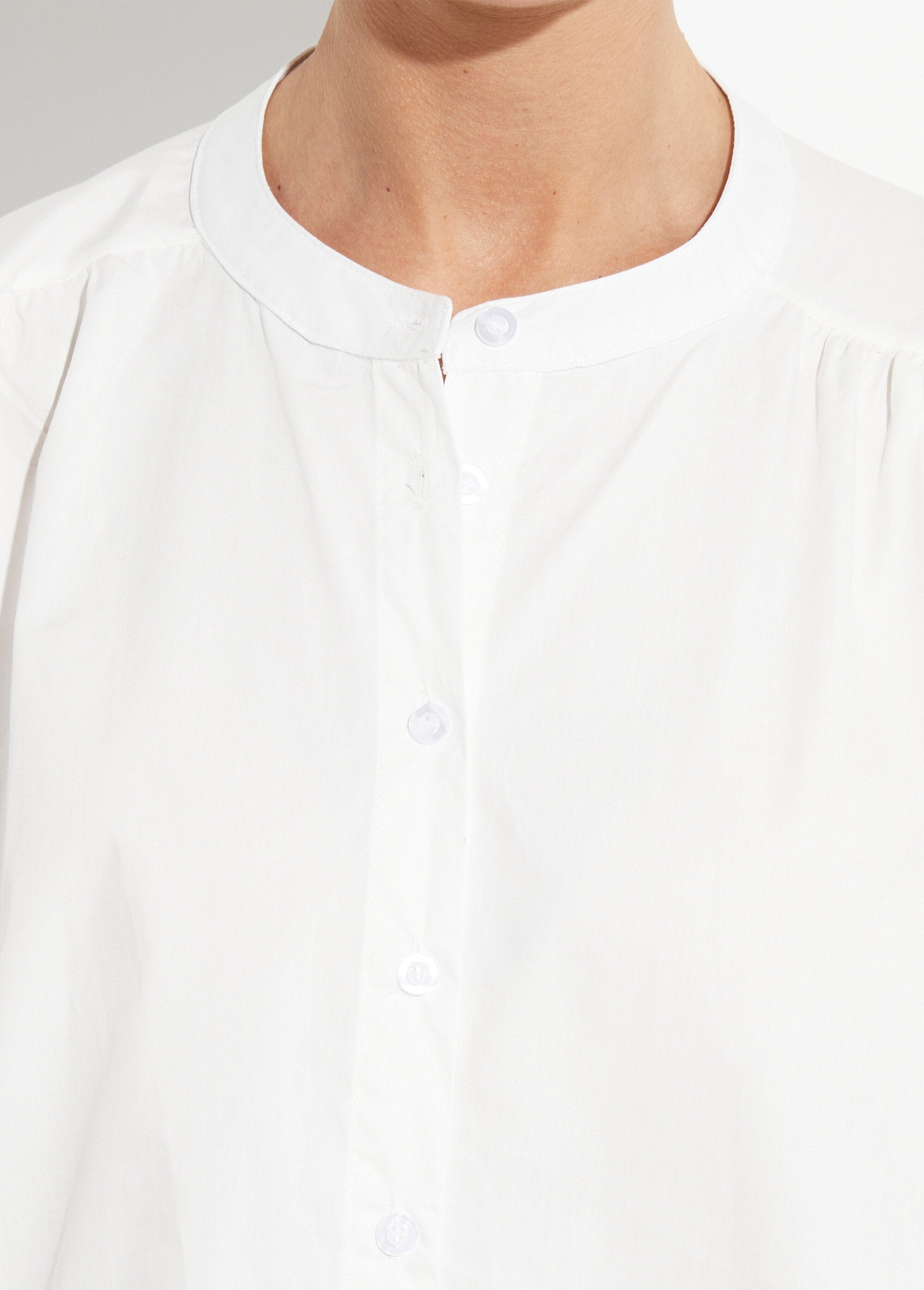 Losvallende_blouse_met_geborduurde_palmboom_mouwen_Blanc_et_rose_fluo_DE1_slim