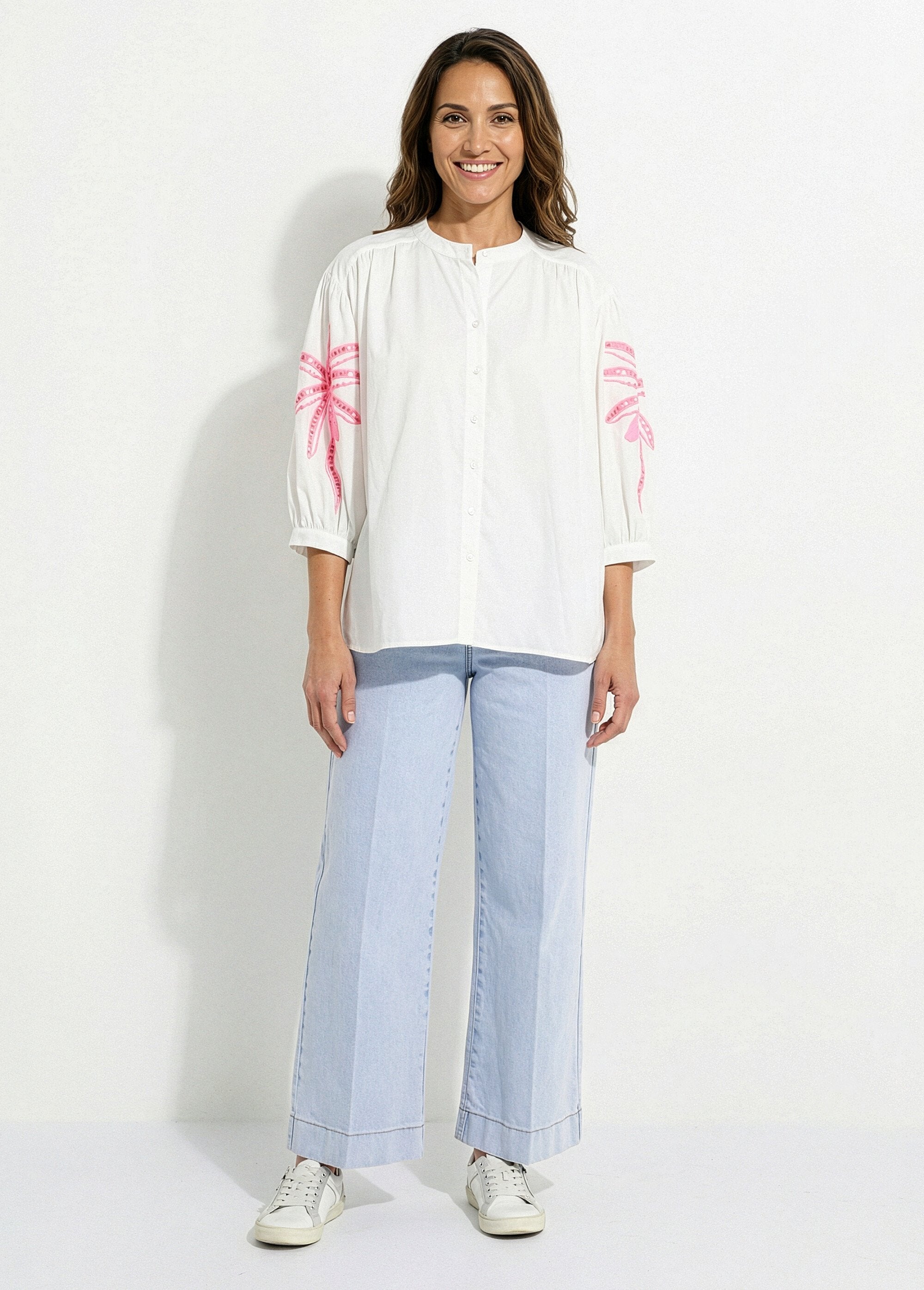 Losvallende_blouse_met_geborduurde_palmboom_mouwen_Blanc_et_rose_fluo_SF1_slim