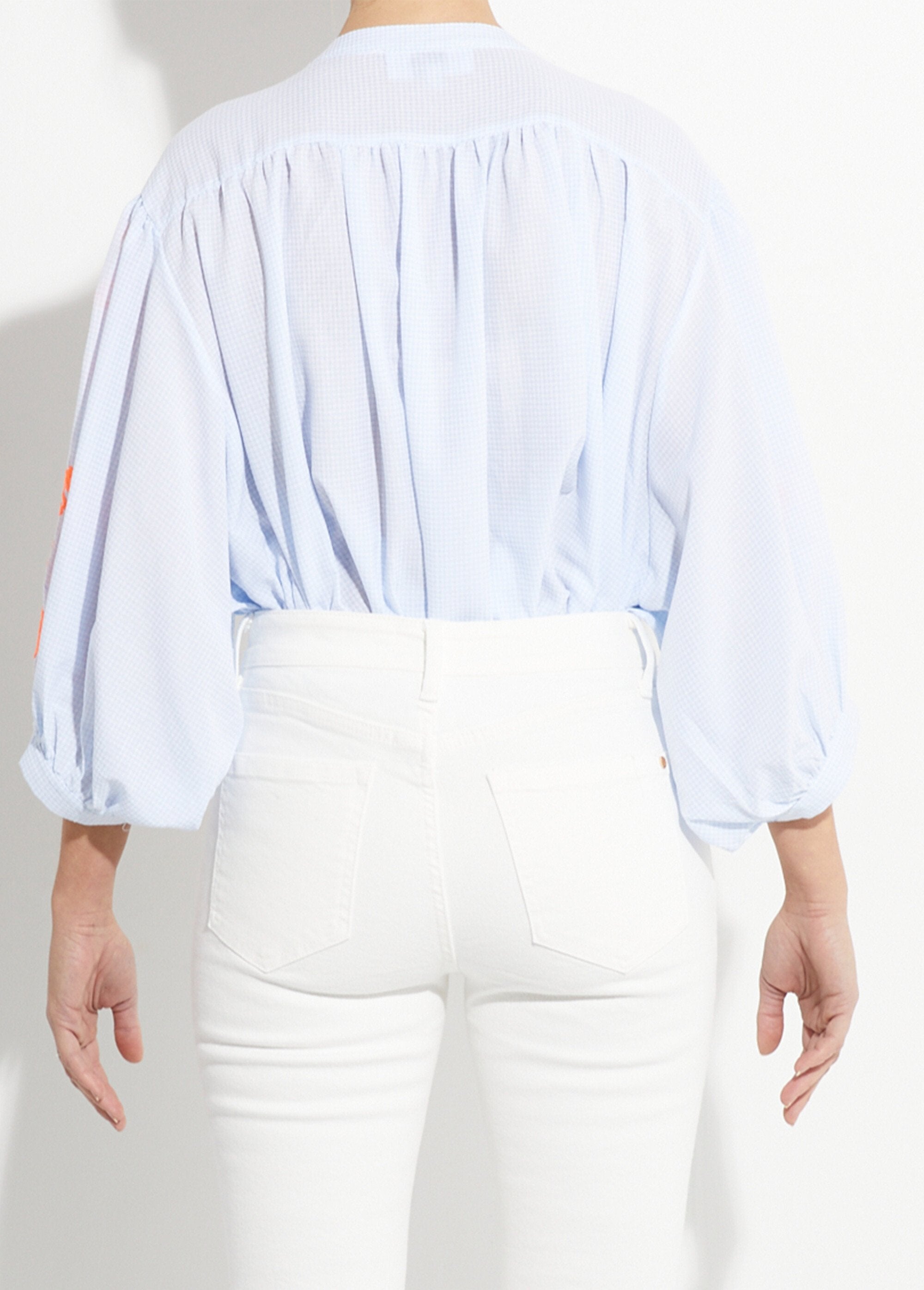 Losvallende_geruite_blouse,_fluorescerend_borduursel_Bleu_DO1_slim