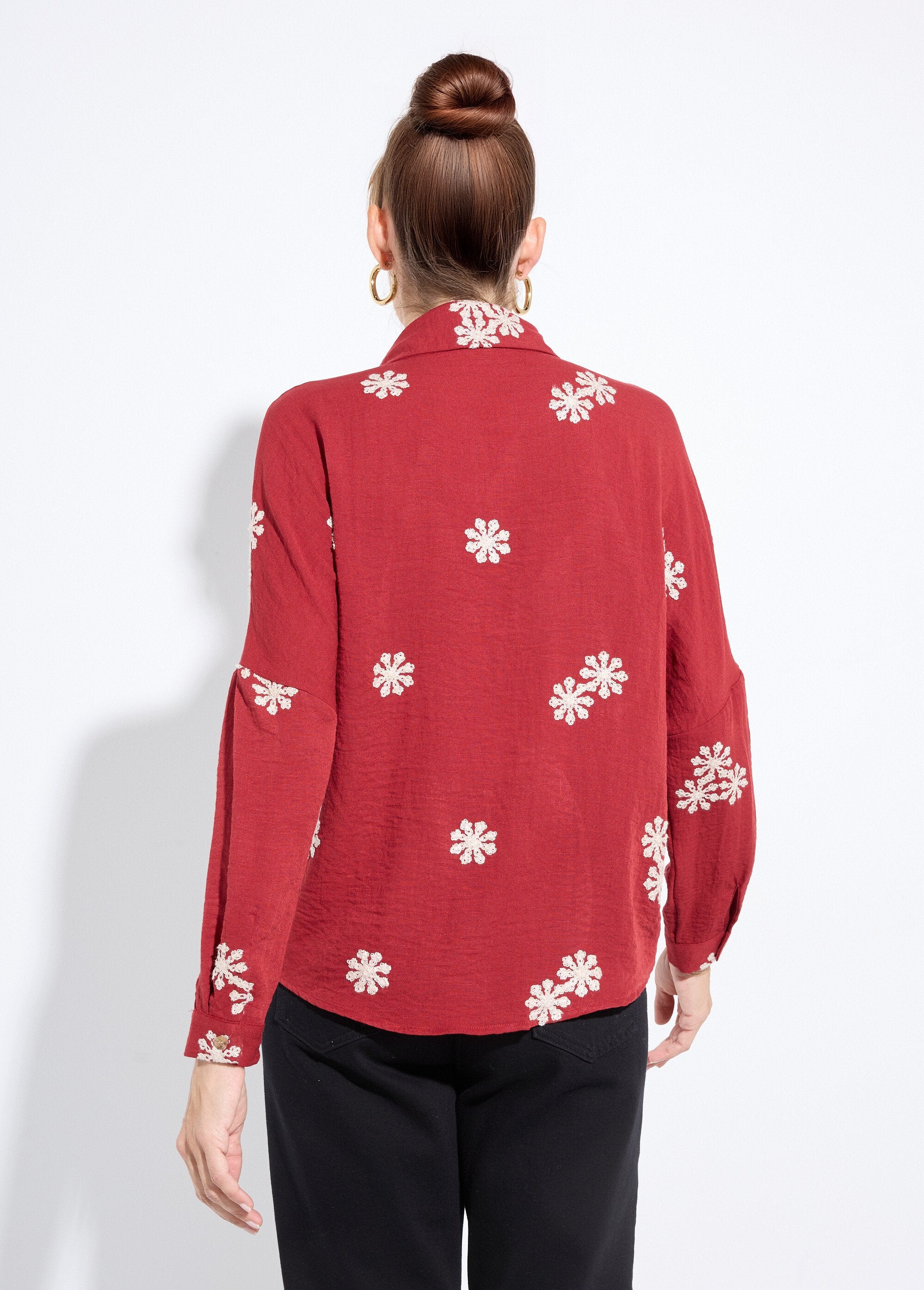 Blouse_met_gestileerd_bloemenborduursel_Bordeaux_DO1_slim