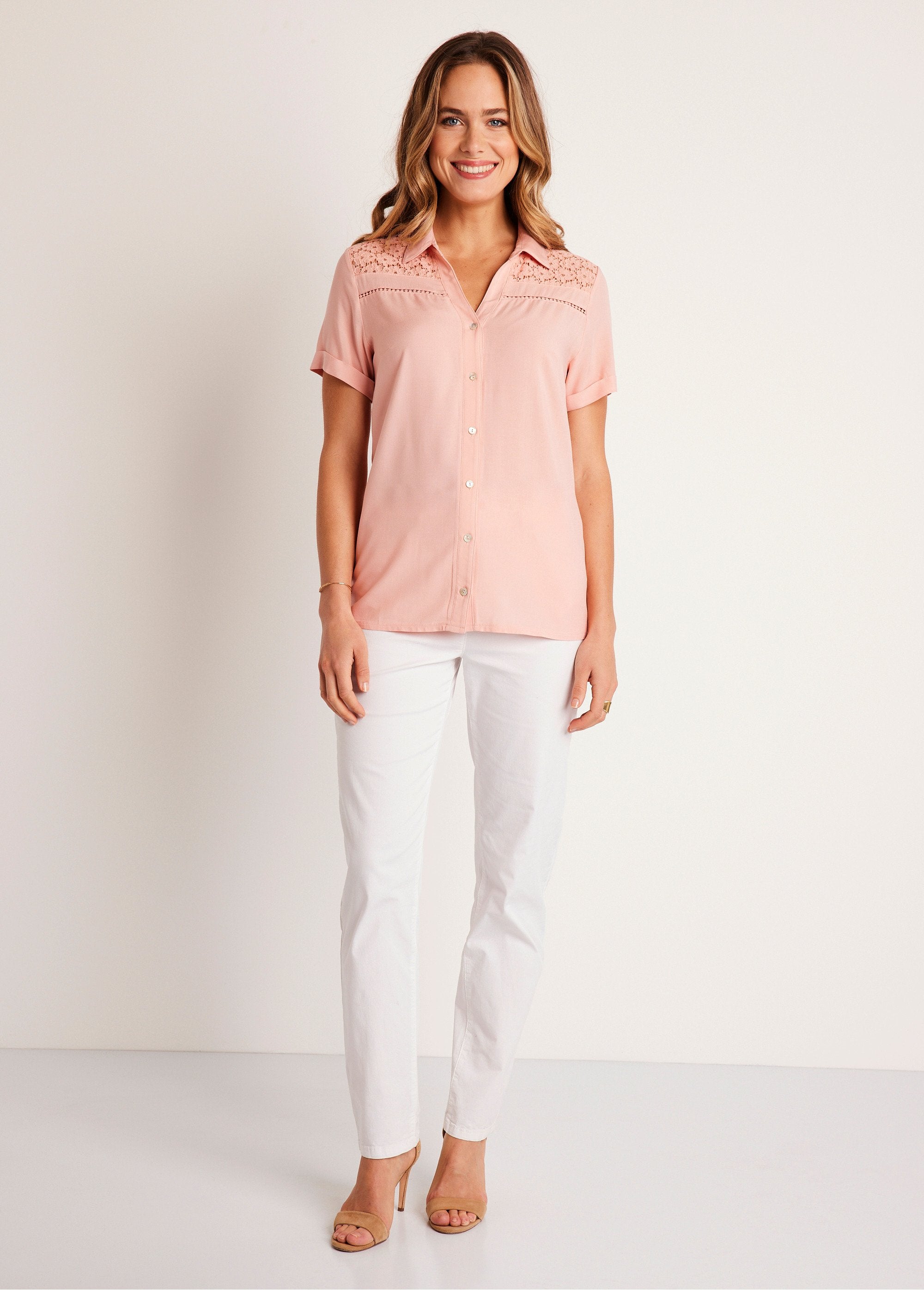 Opengewerkte_blouse_van_kant_met_knoopsluiting_Roze_SF1_slim