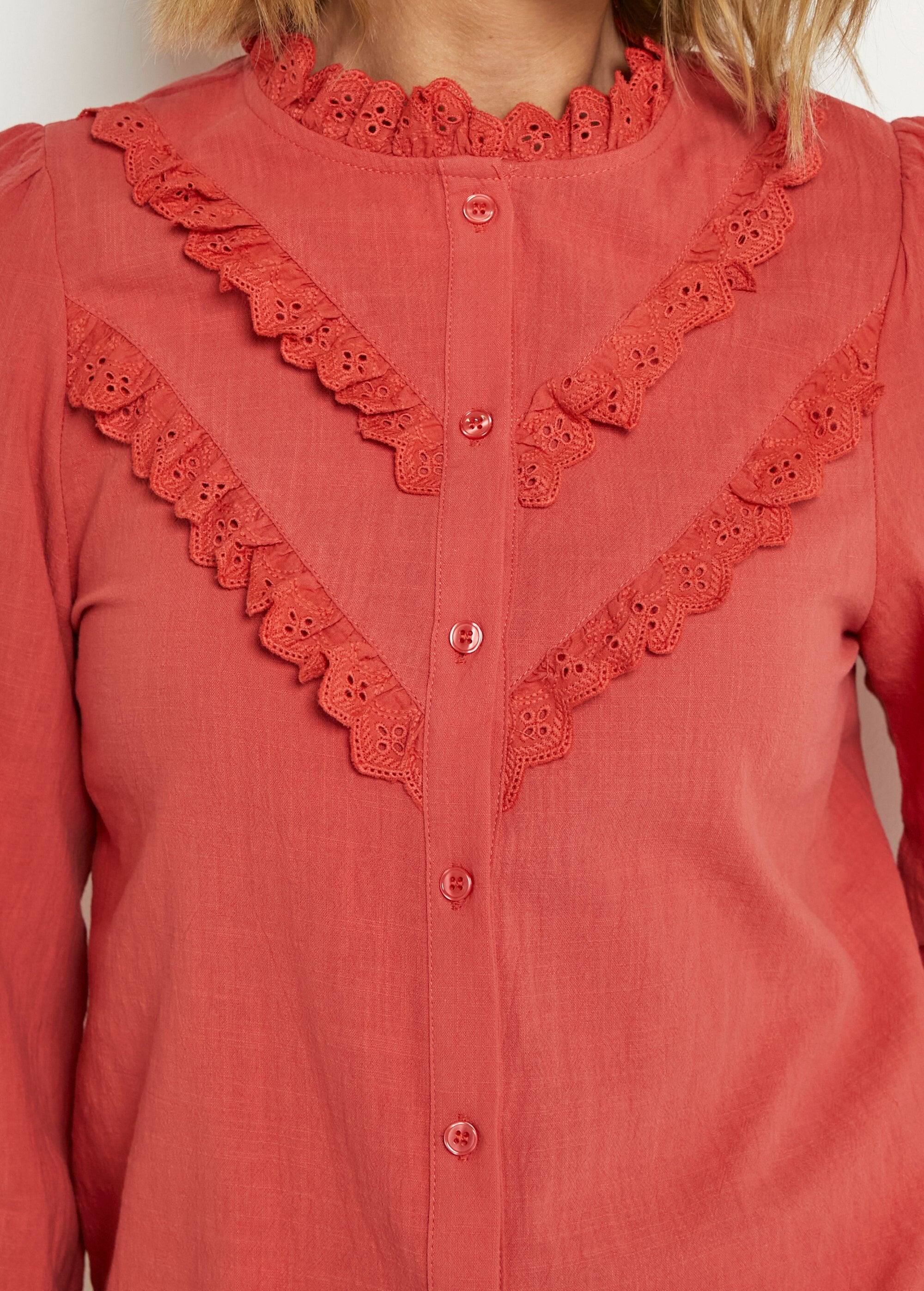 Button-down_blouse_met_broderie_anglaise_details_Paprika_DE1_slim