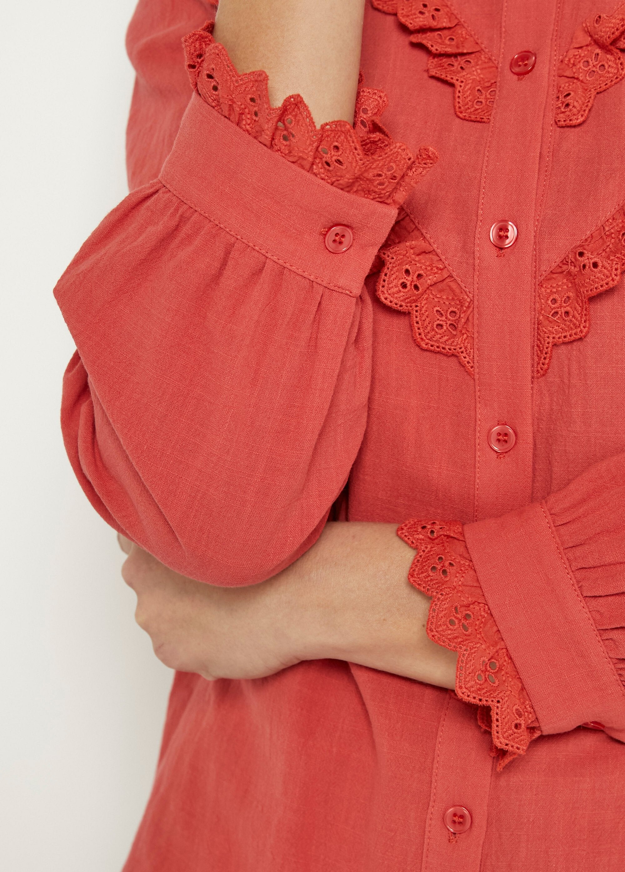 Button-down_blouse_met_broderie_anglaise_details_Paprika_DE2_slim