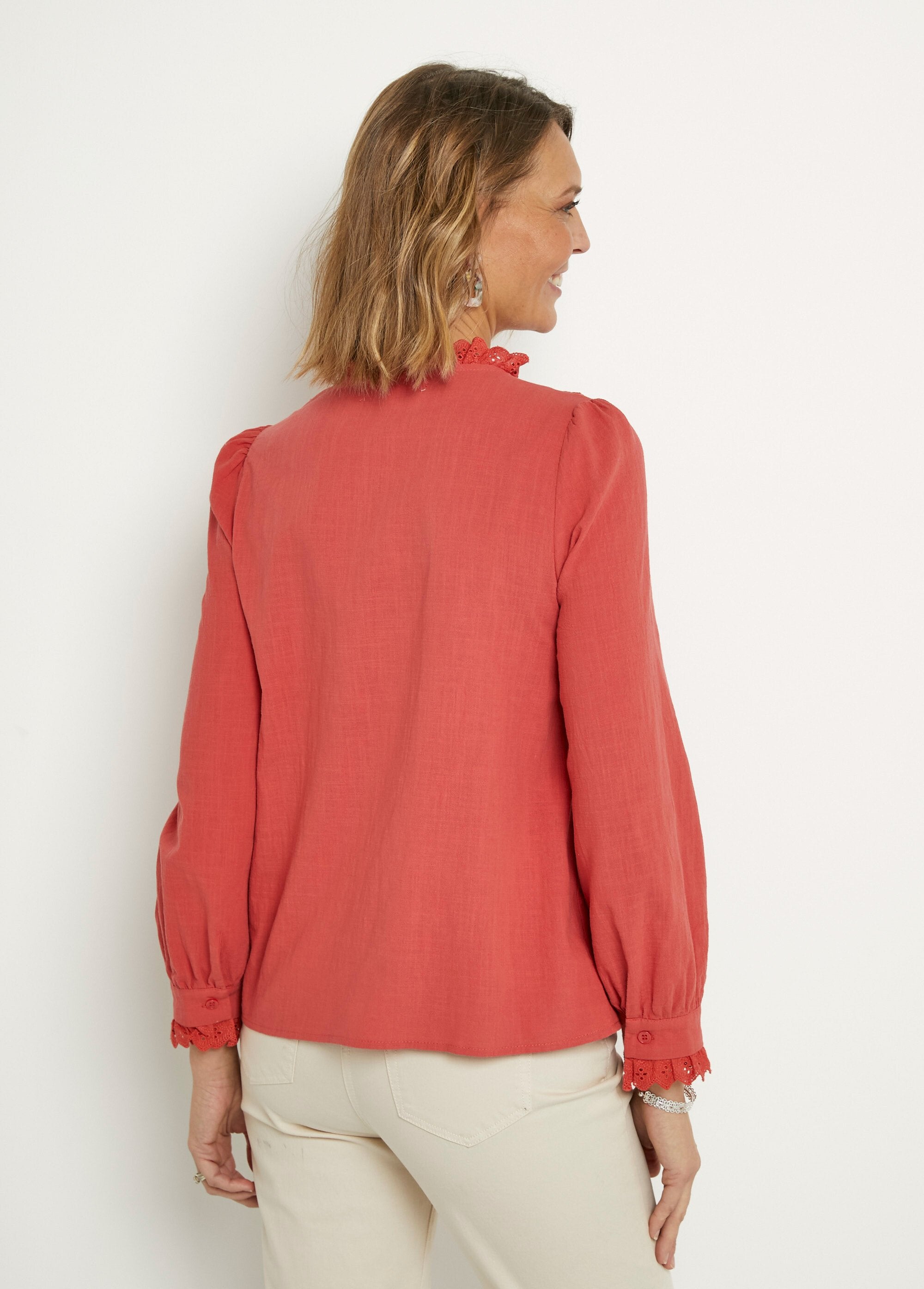 Button-down_blouse_met_broderie_anglaise_details_Paprika_DO1_slim